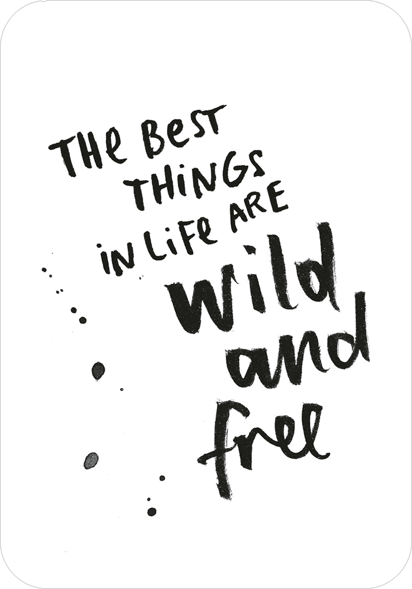 Gezeigt wird eine Innen- oder Zusatzansicht von „Glücksmantras für die Handtasche“. Der Hintergrund ist in Weiß gehalten, während der Text in einer eleganten, handschriftlichen Typografie in Schwarz präsentiert wird. Der zentrale Schriftzug lautet „The best things in life are wild and free“, wobei die Wörter „wild“ und „free“ besonders hervorgehoben sind. Grafische Elemente wie kleine schwarze Spritzer umrahmen die Botschaft und verleihen dem Design einen künstlerischen...