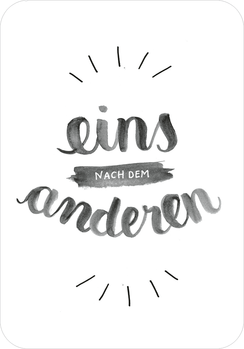 Gezeigt wird eine Innen- oder Zusatzansicht von „Glücksmantras für die Handtasche“. Die Gestaltung präsentiert handschriftliche Typografie in Schwarz auf einem weißen Hintergrund. Die zentrale Botschaft „eins nach dem anderen“ wird in unterschiedlichen Schriftgrößen und -stilen hervorgehoben. Strahlende Linien umrahmen den Text und verleihen der Komposition eine dynamische, positive Ausstrahlung. Die Verwendung von Grautönen sorgt für eine harmonische und ansprechende...