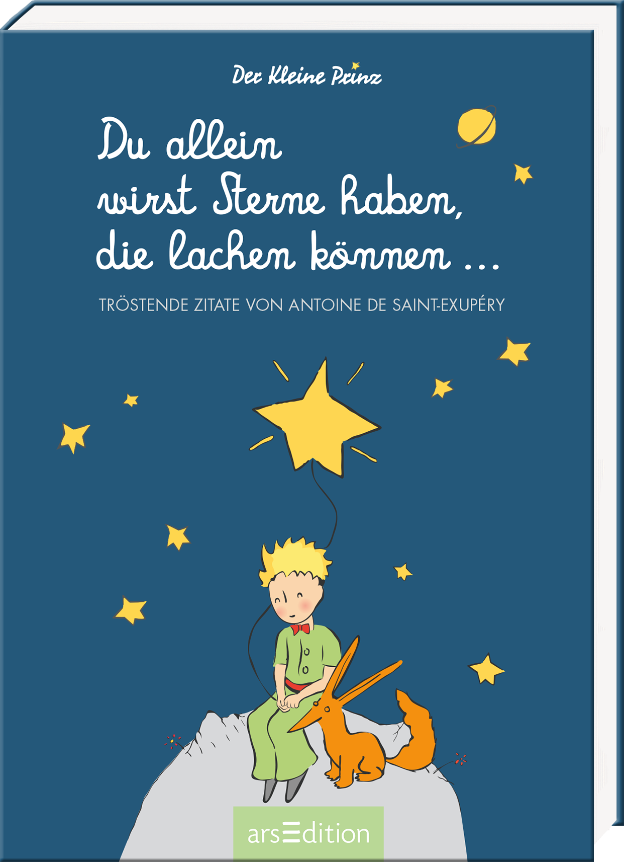Das Cover zeigt einen tiefblauen Hintergrund mit einem schlafenden kleinen Prinzen, der auf einem grünen Kissen sitzt. Er ist von kleinen, hellen Sternen umgeben und hält einen großen, leuchtend gelben Stern in der Hand. Der Schriftzug „Du allein wirst Sterne haben, die lachen kommen …“ ist in einer verspielten, weißen Schriftart gestaltet. Ganz oben steht der Urheber, Antoine de Saint-Exupéry. Ganz unten mittig steht der Logoschriftzug von arsEdition.