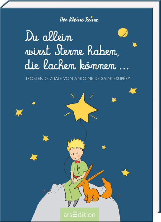 Das Cover zeigt einen tiefblauen Hintergrund mit einem schlafenden kleinen Prinzen, der auf einem grünen Kissen sitzt. Er ist von kleinen, hellen Sternen umgeben und hält einen großen, leuchtend gelben Stern in der Hand. Der Schriftzug „Du allein wirst Sterne haben, die lachen kommen …“ ist in einer verspielten, weißen Schriftart gestaltet. Ganz oben steht der Urheber, Antoine de Saint-Exupéry.  Ganz unten mittig steht der Logoschriftzug von arsEdition.