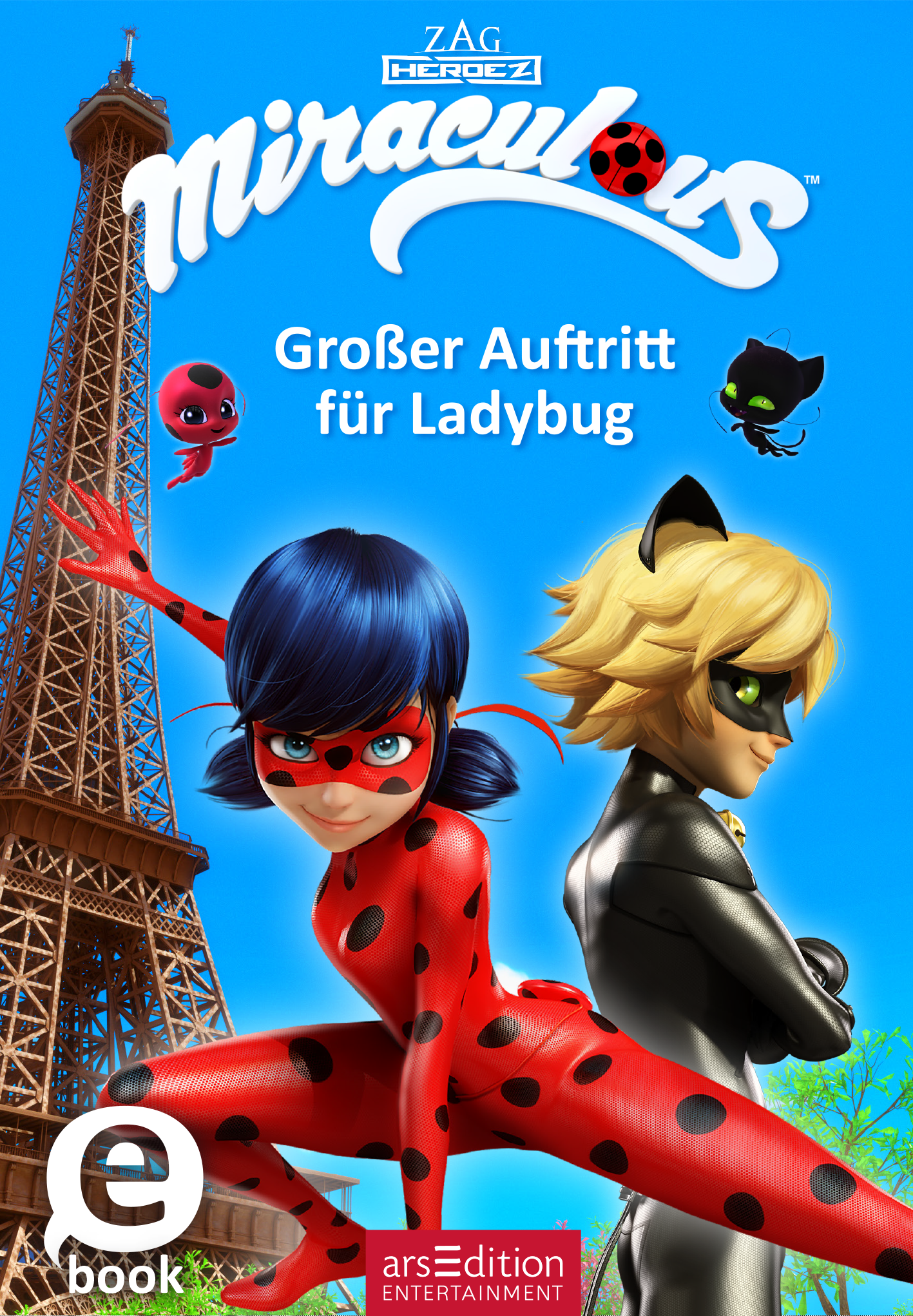 Das Buchcover zeigt die Figuren Ladybug und Cat Noir in einer dynamischen Pose. Ladybug mit scharzen Punkten auf rotem Grund und blauen Haaren steht links, während Cat Noir, in schwarzer Kleidung mit blonden Haaren, rechts steht. Im Hintergrund ist der Eiffelturm vor einem strahlend blauen Himmel zu sehen. Oben prangt der Titel „Miraculous“ in großen, weißen Buchstaben, gefolgt vom Untertitel „Großer Auftritt für Ladybug“ in kleinerer Schrift. Ganz unten mittig steht der...