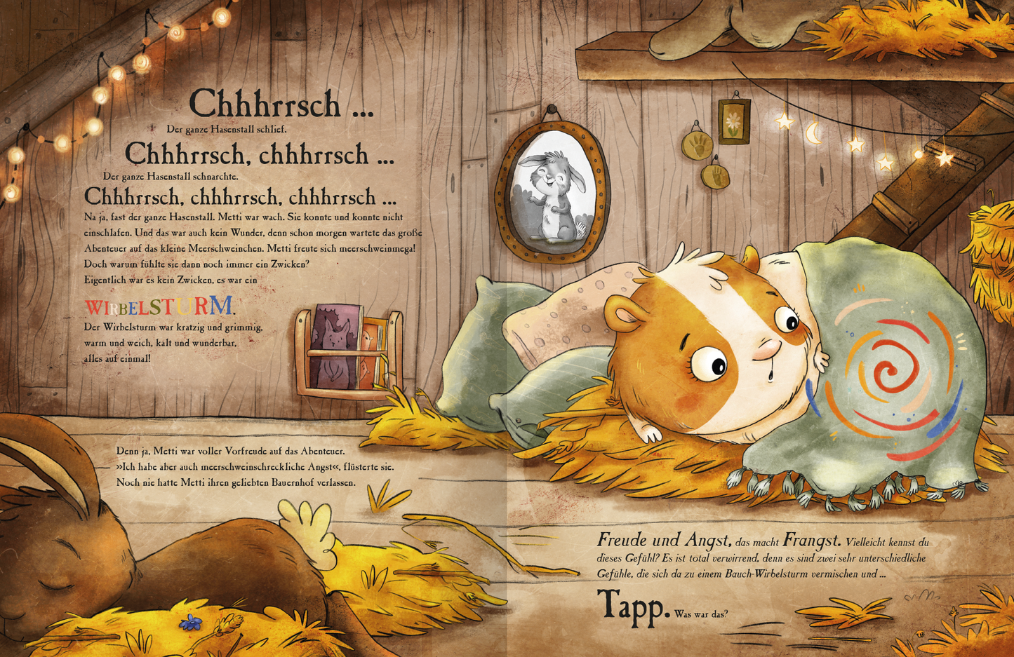 Gezeigt wird eine Innen- oder Zusatzansicht von „Metti Meerschwein und das große Abenteuer“. Die Illustration zeigt Metti, ein orange-weißes Meerschwein, das in einer gemütlichen, naturbelassenen Umgebung sitzt, umgeben von goldenem Heu. An der Wand hängt ein Familienfoto in einem runden Rahmen. Der Text ist in einer verspielten, gut lesbaren Schriftart gestaltet, die auf dem rechten Teil der Seite platziert ist, während die linke Seite von einem schlafenden Häschen ergänzt wird....