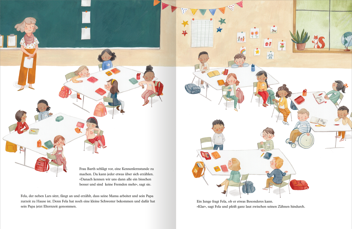 Gezeigt wird eine Innenansicht von „Das alles sind WIR“. Die Illustration zeigt eine Schul-Szene mit Gruppentischen, an denen verschiedene Kinder im Klassenraum sitzen. Ein Kind steht und spricht, während die anderen Kinder sitzen und ihm zuhören. Die Lehrerin steht etwas abseits bei der Tafel und hört ebenfalls dem Kind zu. Die Farbpalette ist lebhaft mit bunten Rucksäcken und Kleidungsstücken. An der Wand hängen bunte Wimpel und Zeichnungen, die eine freundliche Atmosphäre schaffen.