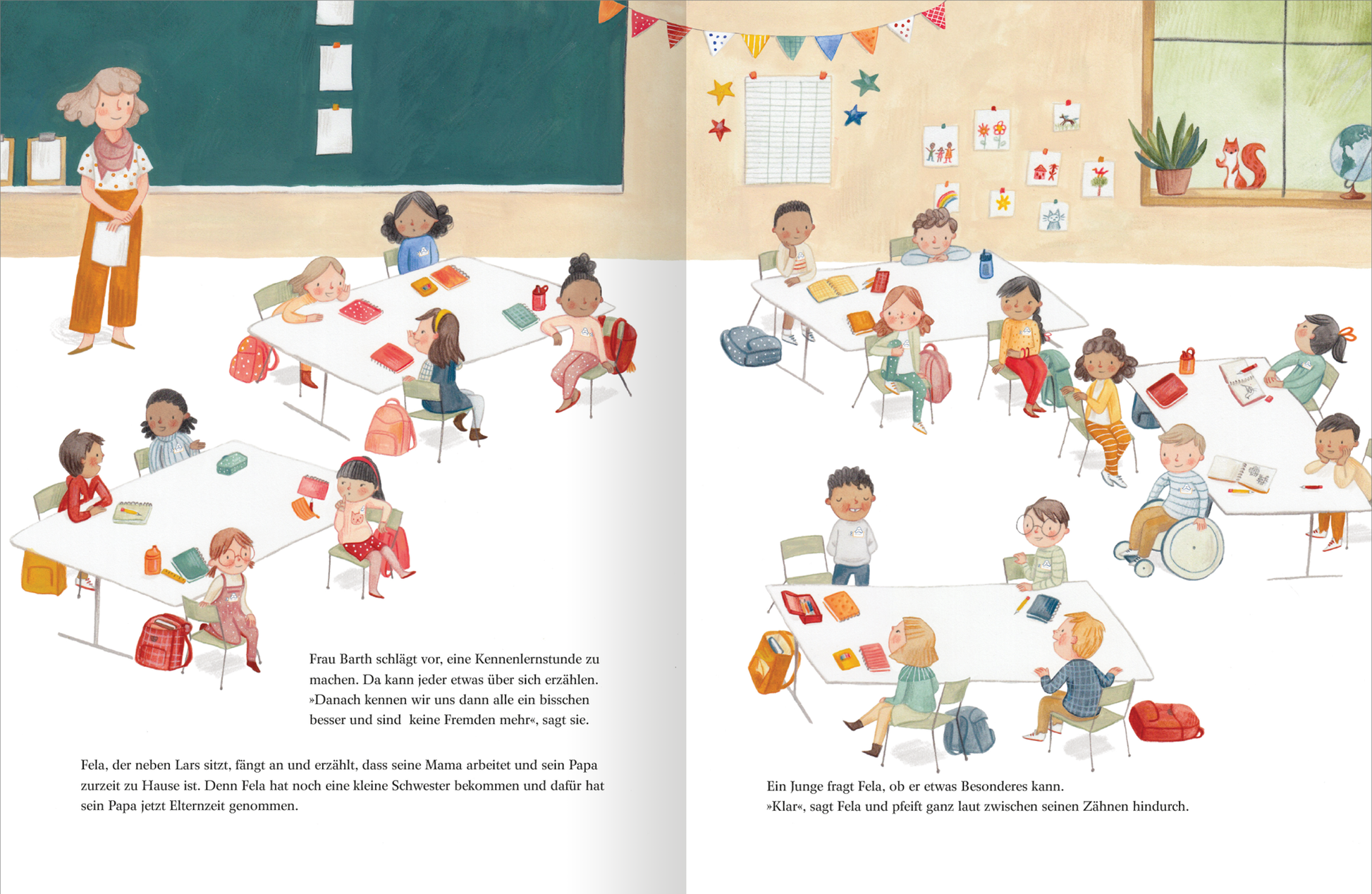 Gezeigt wird eine Innenansicht von „Das alles sind WIR“. Die Illustration zeigt eine Schul-Szene mit Gruppentischen, an denen verschiedene Kinder im Klassenraum sitzen. Ein Kind steht und spricht, während die anderen Kinder sitzen und ihm zuhören. Die Lehrerin steht etwas abseits bei der Tafel und hört ebenfalls dem Kind zu. Die Farbpalette ist lebhaft mit bunten Rucksäcken und Kleidungsstücken. An der Wand hängen bunte Wimpel und Zeichnungen, die eine freundliche Atmosphäre schaffen.