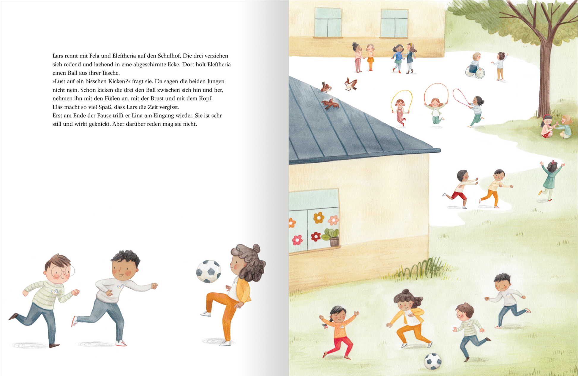 Gezeigt wird eine Innenansicht von „Das alles sind WIR“. Die Illustration zeigt auf der linken Seite drei Kinder beim Fußballspielen, während rechts eine belebte Schulhofszene mit Kindern, die verschiedene Aktivitäten ausüben, wie Fußballspielen und Seilspringen, zu sehen ist. Die Farben sind in freundlichen Pastelltönen gehalten, vor allem in sanften Gelb-, Blau- und Grüntönen. Die Typografie im Textbereich ist klar und gut lesbar.