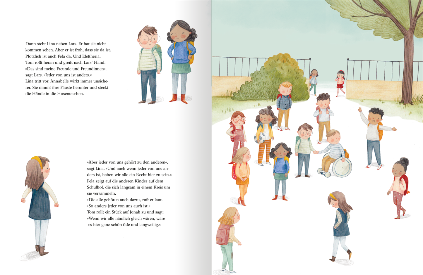 Gezeigt wird eine Innenansicht von „Das alles sind WIR“. Die Illustration zeigt rechts eine Szene auf einem Schulhof mit mehreren Kindern, die miteinander interagieren. Auf der linken Seite sind neben den Texten Illustrationen von drei Kindern. Ein einzelnes Mädchen mit Kleid und gelbem Haarreif ist in der unteren Hälfte der Seite zu sehen, während zwei andere Kinder oben auf der Seite platziert sind. Sie stehen nebeneinander und lächeln sich an. Die Farben sind hell und freundlich, mit...