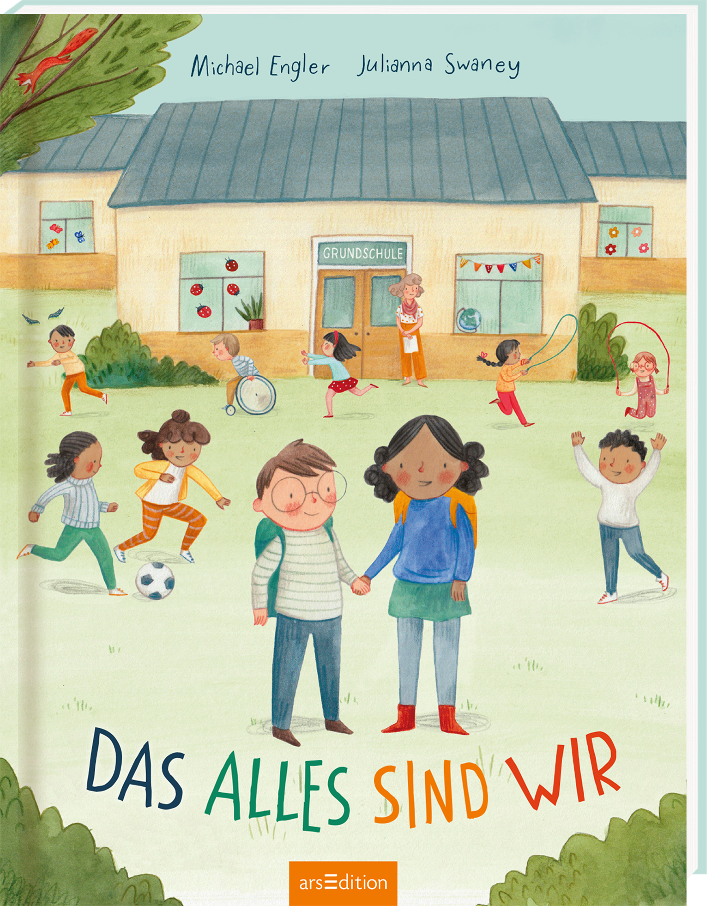 Das Buchcover zeigt eine bunte Szene vor einer Grundschule mit fröhlichen Kindern, die vielfältige Aktivitäten ausüben, darunter Fußballspielen und Seilspringen. Zwei Kinder, ein Junge mit Brille und ein Mädchen mit langen Haaren, stehen im Vordergrund und halten sich an der Hand. Die Farben sind lebhaft und vermitteln eine warme, einladende Atmosphäre. Der Titel „DAS ALLES SIND WIR“ ist markant in großen, bunten Buchstaben unter den Kindern platziert. Ganz oben sind die Namen des...