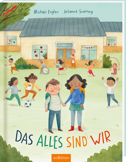 Das Buchcover zeigt eine bunte Szene vor einer Grundschule mit fröhlichen Kindern, die vielfältige Aktivitäten ausüben, darunter Fußballspielen und Seilspringen. Zwei Kinder, ein Junge mit Brille und ein Mädchen mit langen Haaren, stehen im Vordergrund und halten sich an der Hand. Die Farben sind lebhaft und vermitteln eine warme, einladende Atmosphäre. Der Titel „DAS ALLES SIND WIR“ ist markant in großen, bunten Buchstaben unter den Kindern platziert. Ganz oben sind die Namen des...
