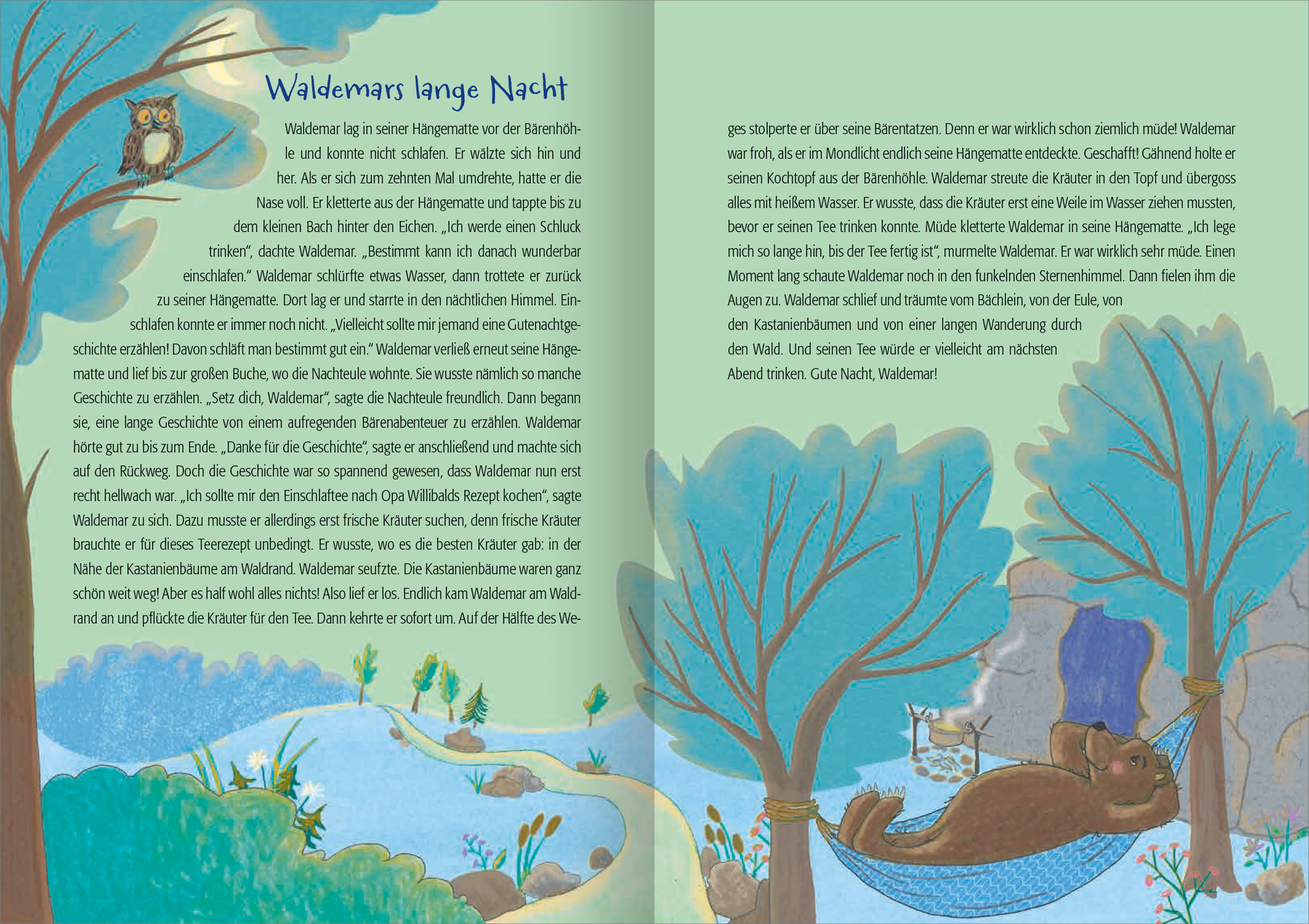 Gezeigt wird eine Innenansicht von „222 Geschichten zum Kuscheln“. Die Illustration zeigt eine friedliche Waldszene bei Nacht, dominierend in sanften Blau- und Grüntönen. Auf der linken Seite steht die Überschrift „Waldemars lange Nacht“. Links ist eine Eule auf einem Ast zu sehen, während auf der rechten Seite ein Bär gemütlich in einer Hängematte schaukelt. Der Hintergrund zeigt Bäume, einen kleinen Teich und ein dampfender Topf, der über einer Feuerstelle hängt.