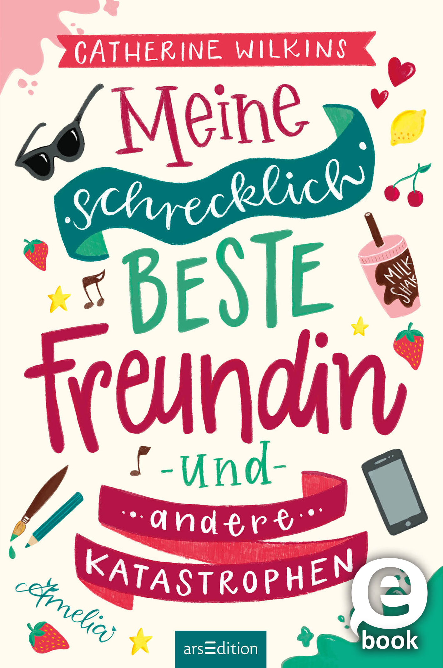 Das Buchcover von „Meine schrecklich beste Freundin – und andere Katastrophen“ von Catherine Wilkins zeigt eine fröhliche, bunte Gestaltung. Die Haupttitel-Typografie ist in kräftigen Farben gehalten, darunter Türkis und Pink, und hebt sich lebhaft vom cremefarbenen Hintergrund ab. Um den Titel herum finden sich verspielte Illustrationen von Sonnenbrillen, Noten, Erdbeeren und Getränken, die eine lockere Atmosphäre vermitteln. Ganz unten mittig steht der Logoschriftzug von arsEdition.
