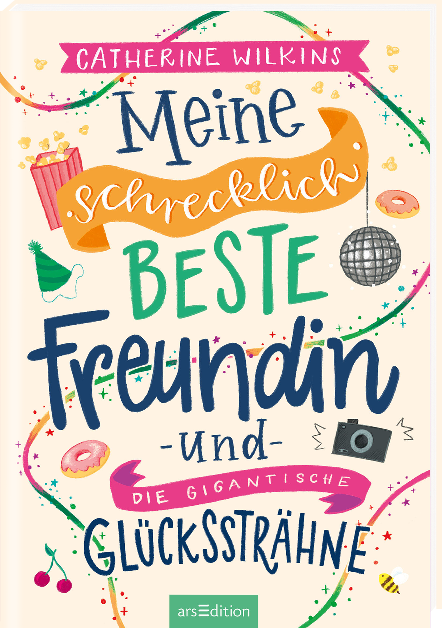 Auf dem Cover von „Meine schrecklich beste Freundin – und die gigantische Glückssträhne“ von Catherine Wilkins dominieren lebendige Farben wie Pink, Grün und Blau. Der Hintergrund ist hellbeige, während die verschnörkelte Typografie die Titelworte dynamisch anordnet. Es sind verspielte Grafiken wie Popcorn, Donuts und eine Discokugel zu sehen, die eine fröhliche Atmosphäre schaffen. Ganz unten mittig steht der Logoschriftzug von arsEdition.