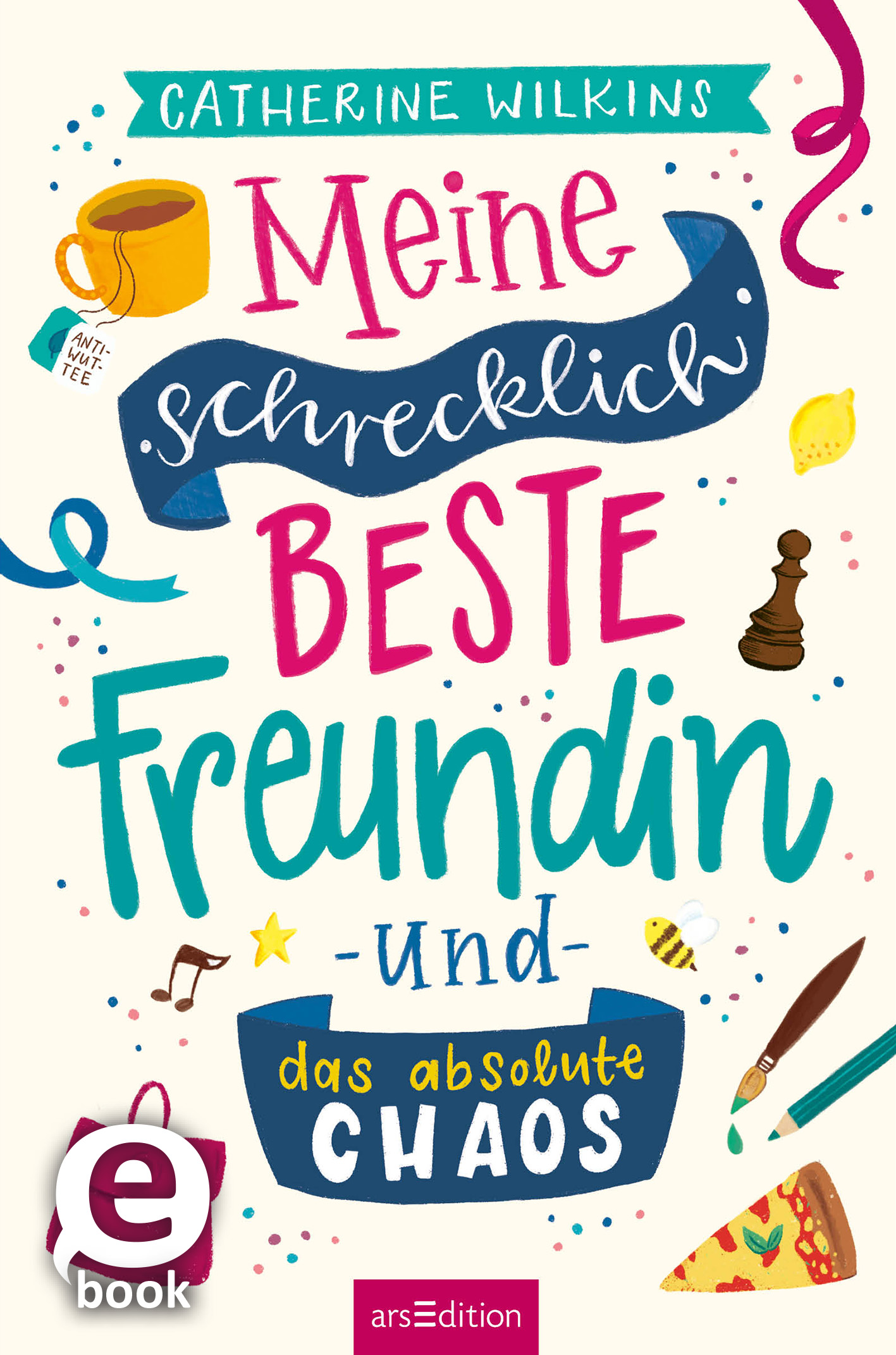Das Buchcover zeigt eine bunte, verspielte Gestaltung. Der Titel „Meine schrecklich beste Freundin – und das absolute Chaos“ ist in unterschiedlichen, lebhaften Schriftarten und Farben gehalten. Um den Titel herum sind verschiedene Illustrationen wie eine Tasse, ein Schachspiel, Noten und ein Pinsel arrangiert, die eine fröhliche, chaotische Atmosphäre erzeugen. Unten links ist ein Symbol mit dem Text „eBook“ zu sehen. Ganz unten mittig steht der Logoschriftzug von arsEdition.