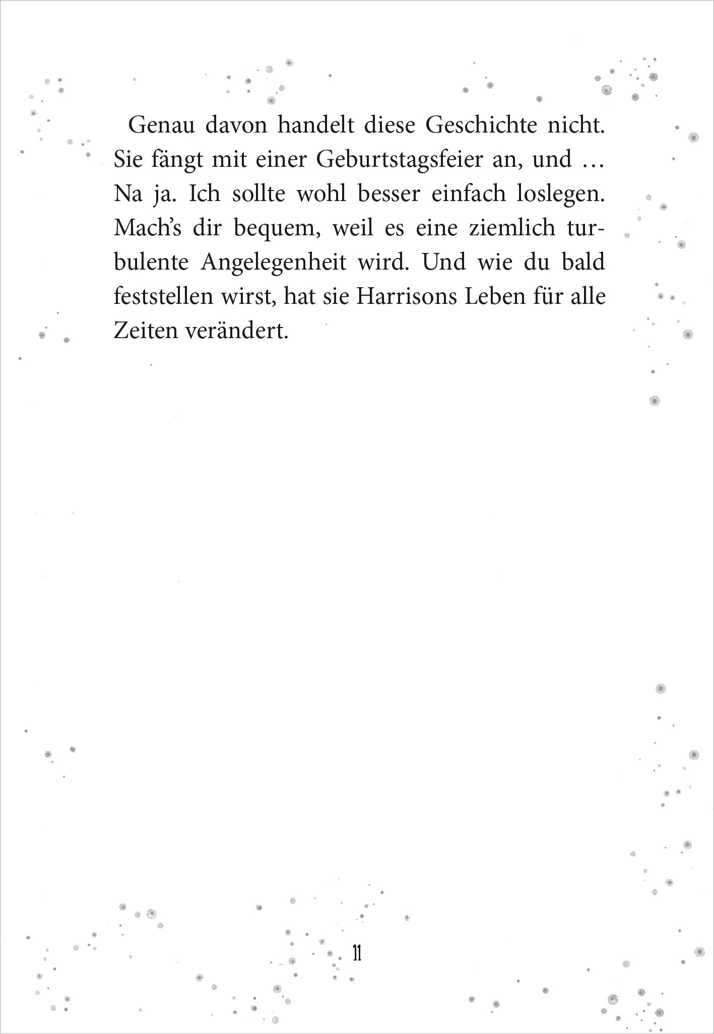 Gezeigt wird eine Innen- oder Zusatzansicht von „Der Junge, der die Welt verschwinden ließ“. Der Text auf dem blassen, weißen Hintergrund ist in einer klaren, gut lesbaren Schriftart gehalten, hauptsächlich in Schwarz. Am oberen Rand sind zarte, graue Sprenkel angedeutet, die dem Seitenlayout eine sanfte Textur verleihen. Der Text behandelt den Beginn einer Geschichte, die von einer Geburtstagsfeier erzählt und zieht den Leser in die Handlung hinein.