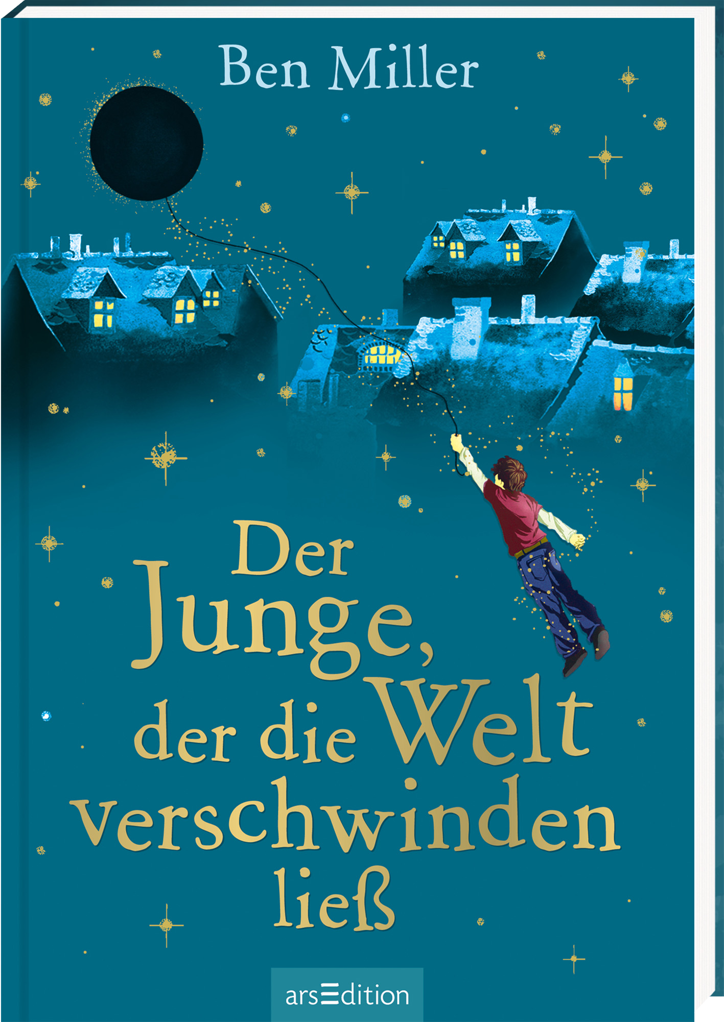 Das Buchcover zeigt einen tiefblauen Himmel mit funkelnden Sternen und einem großen, schwarzen Mond. Im Vordergrund ist ein Junge in rotem Shirt und blauem Hosenanzug abgebildet, der auf eine Stadt mit leuchtenden Fenstern blickt. Die Schrift des Titels „Der Junge, der die Welt verschwinden ließ“ ist groß und in hellem Gelb, wodurch sie ins Auge fällt. Ganz oben steht der Name des Autors Ben Miller. Ganz unten mittig steht der Logoschriftzug von arsEdition.