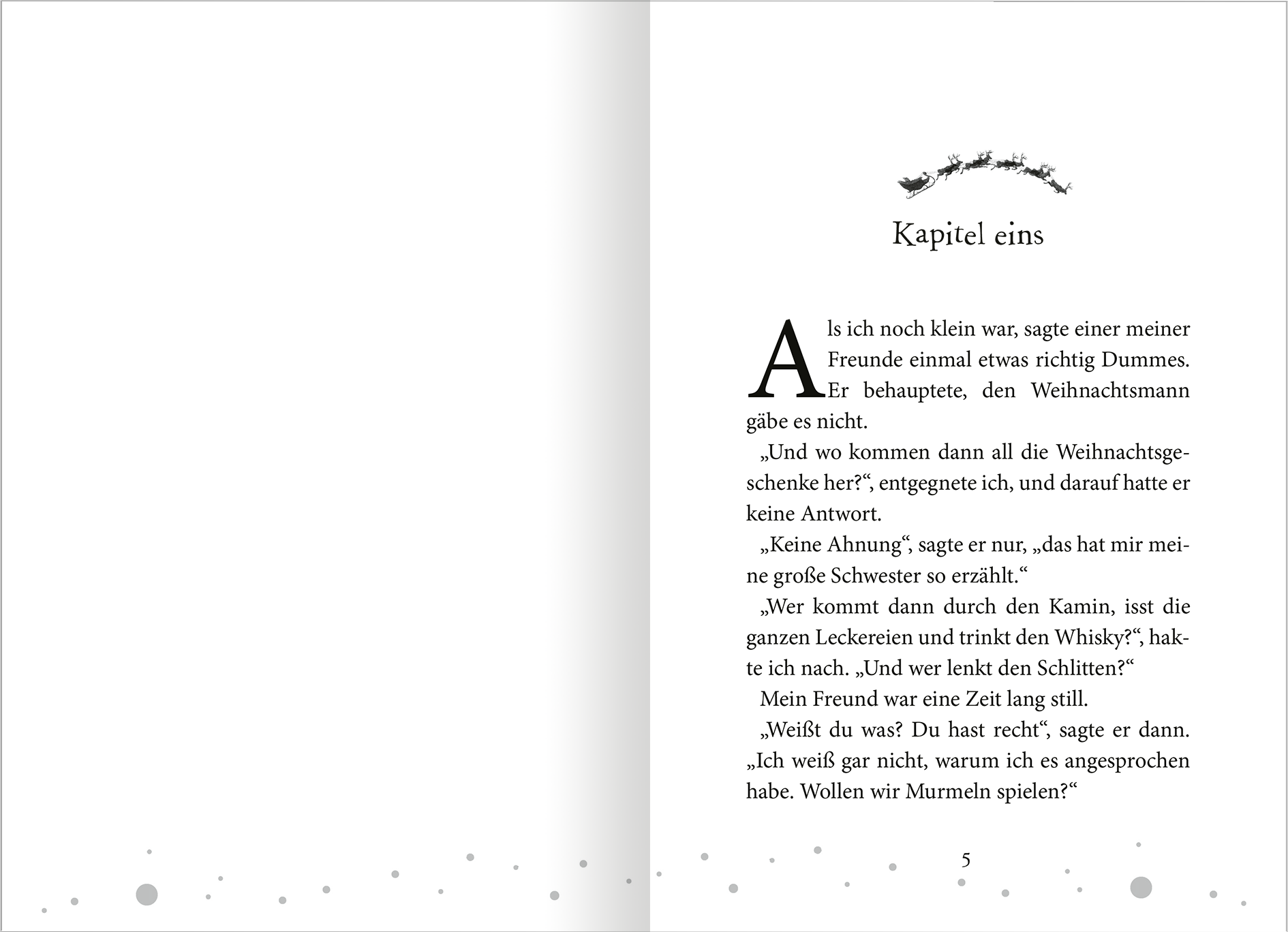 Gezeigt wird eine Innenansicht von „Die Nacht, in der ich Weihnachten rettete“. Die Seite zeigt den Beginn des ersten Kapitels. Der Text ist in einer gut lesbaren, serifenlosen Schrift in schwarz gehalten, und beginnt mit dem großen, hervorgehobenen Buchstaben „A“. Oben ziert eine geschwungene Linie das Kapitel, die dem Layout eine festliche Note verleiht. Die Seiten sind größtenteils weiß, wobei einige dezente grafische Elemente, wie Punkte in verschiedenen Größen, dezent am...