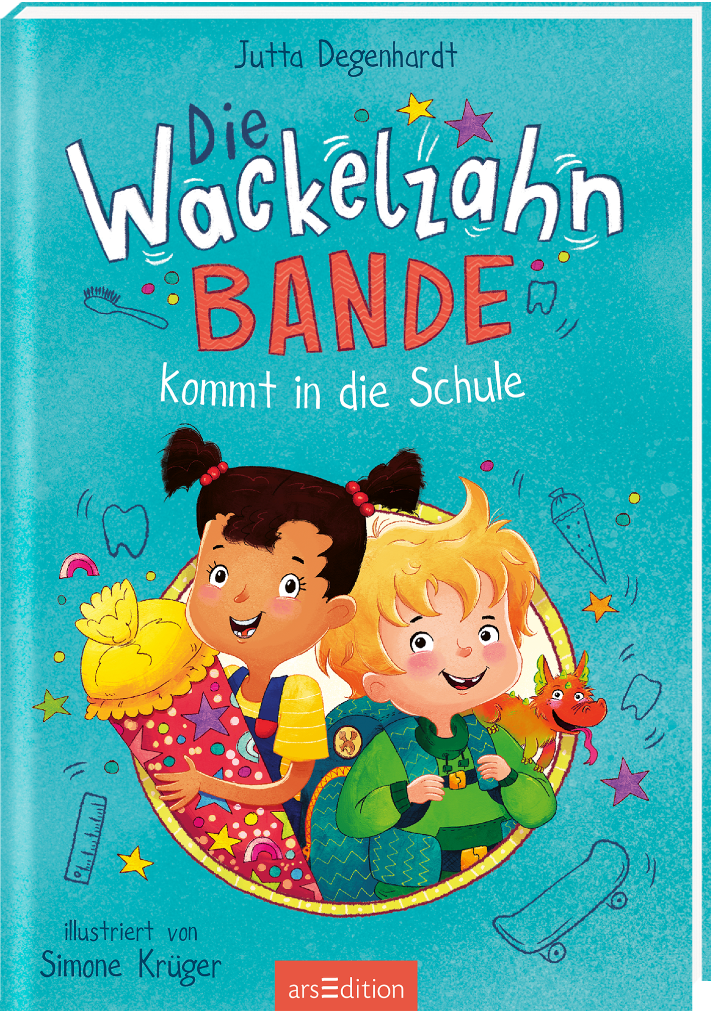 Das Buchcover zeigt zwei fröhliche Kinder auf einem bunten Hintergrund in Türkis. Das Mädchen links hat dunkles, kurzes Haar und trägt ein gelbes T-Shirt sowie eine bunte Schultüte. Das blonde Kind rechts trägt ein farbenfrohes Oberteil und lacht. Über ihnen steht in verspielter Schrift der Titel „Die Wackelzahnbande“, während „kommt in die Schule“ darunter in kleinerer, weißer Schrift zu sehen ist. Ganz unten mittig steht der Logoschriftzug von arsEdition.