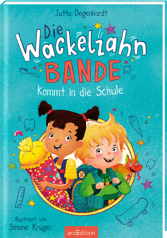 Das Buchcover zeigt zwei fröhliche Kinder auf einem bunten Hintergrund in Türkis. Das Mädchen links hat dunkles, kurzes Haar und trägt ein gelbes T-Shirt sowie eine bunte Schultüte. Das blonde Kind rechts trägt ein farbenfrohes Oberteil und lacht. Über ihnen steht in verspielter Schrift der Titel „Die Wackelzahnbande“, während „kommt in die Schule“ darunter in kleinerer, weißer Schrift zu sehen ist. Ganz unten mittig steht der Logoschriftzug von arsEdition.
