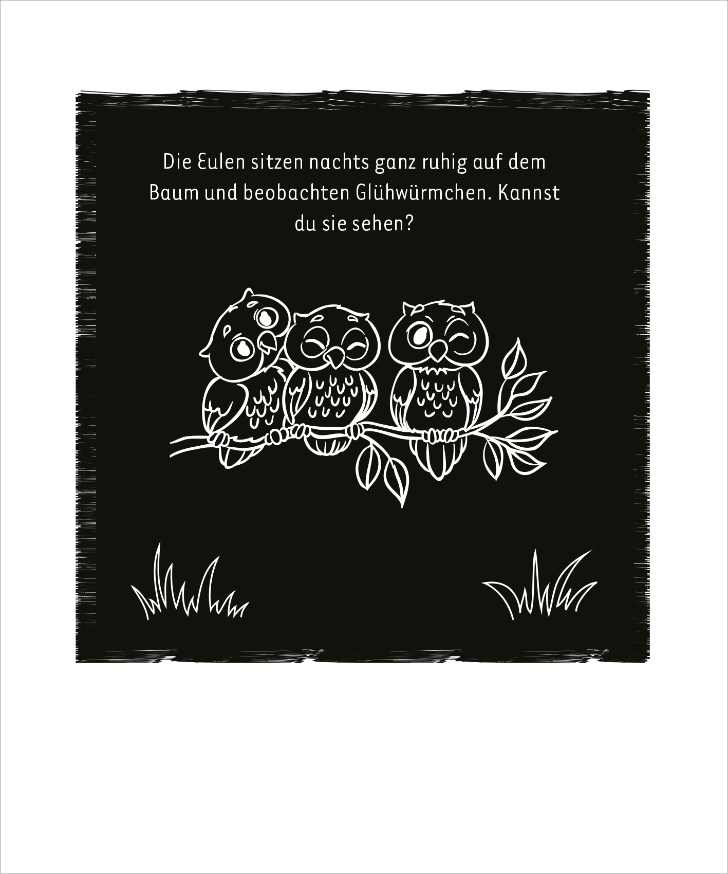 Gezeigt wird eine Innen- oder Zusatzansicht von „Mein cooles leuchtendes Kritzkratz-Buch“. Auf einem schwarzen Hintergrund sind drei niedliche Eulen in weißer Linie abgebildet, die auf einem Ast sitzen. Über ihnen steht in verspielter, gut lesbarer Schrift der Text: „Die Eulen sitzen nachts ganz ruhig auf dem Baum und beobachten Glühwürmchen. Kannst du sie sehen?“ Die Illustration und Typografie sind kinderfreundlich und ansprechend gestaltet.
