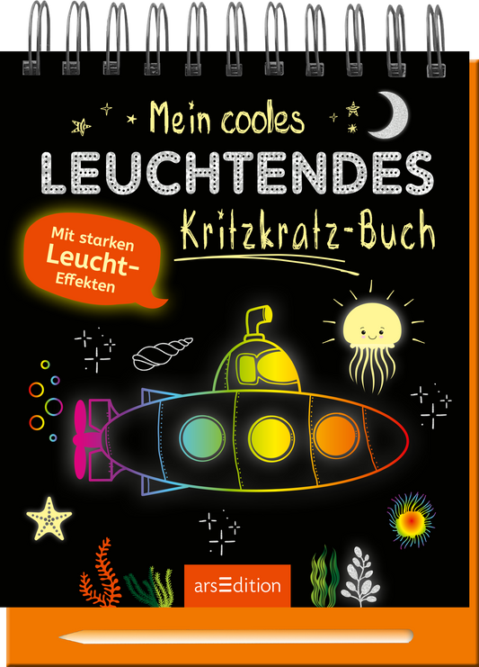 Das Buchcover zeigt einen dunklen Hintergrund, auf dem der Titel „Mein cooles LEUCHTENDES Kritzkatz-Buch“ in bunten, lumineszierenden Buchstaben hervorsticht. Eine Zeichnung eines bunten U-Bootes mit leuchtenden Elementen ist zentral platziert, umgeben von verschiedenen Unterwasserlebewesen, wie einer Qualle und stilisierten Pflanzen. Oben links schimmert ein kleiner Mond. In einer roten Sprechblase steht der Hinweis „Mit starken Leucht-Effekten“. Ganz unten mittig steht der...