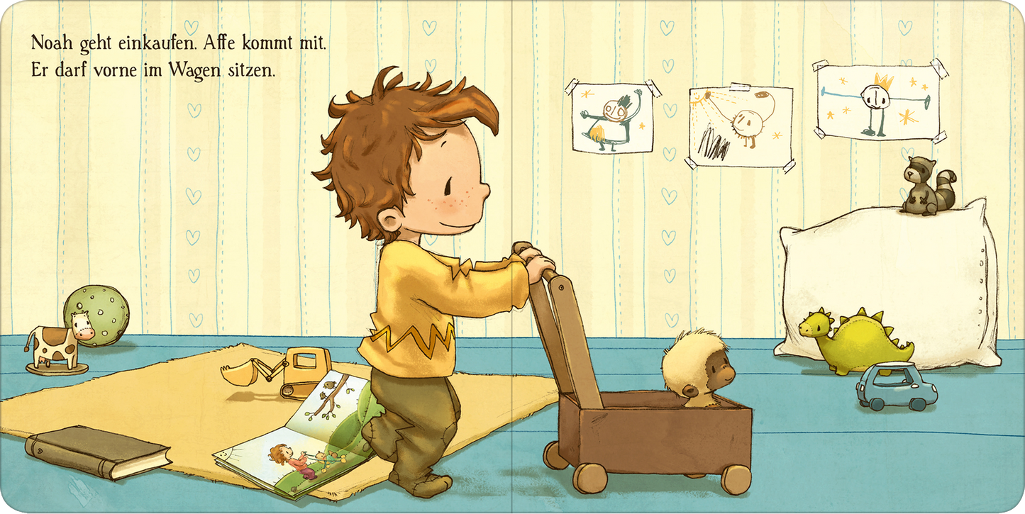 Gezeigt wird eine Innenansicht von „All die Sachen, die wir machen“. Der Raum ist in sanften Blau- und Erdtönen gehalten. Ein kleiner Junge mit lockigem, braunem Haar trägt ein gelbes Oberteil und schiebt einen Holzwagen. Auf dem Boden liegen ein Buch und eine farbenfrohe Bilderseite. An der Wand hängen einfache Zeichnungen. Ein Kissen und verschiedene Spielzeuge, darunter ein Dinosaurier und ein Auto, vervollständigen die gemütliche Atmosphäre. Die Schrift ist rund und klar lesbar.