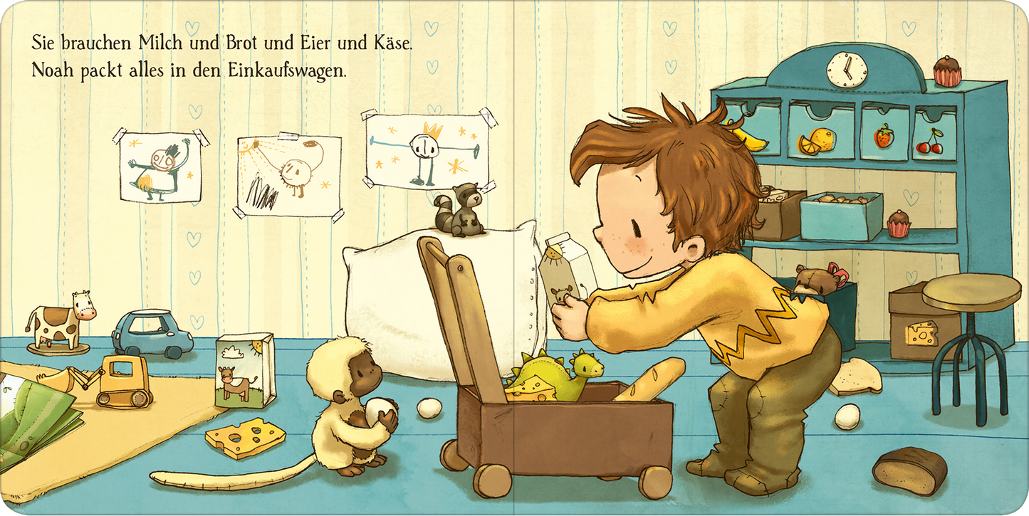 Gezeigt wird eine Innen- oder Zusatzansicht von „All die Sachen, die wir machen“. Die Abbildung zeigt einen lebhaften Raum mit einem kleinen Jungen, der einen Einkaufwagen füllt. Um ihn herum sind Spielsachen, Lebensmittel und ein Regal mit bunten Obst- und Gemüseillustrationen. Die Farbpalette ist sanft und freundlich, dominiert von Gelb- und Blautönen. Die Schrift ist klar und gut lesbar, mit einladenden, kindgerechten Illustrationen, die eine fröhliche Atemsphäre schaffen.