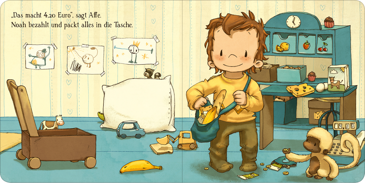 Gezeigt wird eine Innen- oder Zusatzansicht von „All die Sachen, die wir machen“. Die Illustration zeigt ein buntes Kinderzimmer mit einem kleinen Jungen, der fröhlich mit einem blauen Rucksack beschäftigt ist. Er trägt ein gelbes Oberteil und hat braune Haare. Um ihn herum sind Spielsachen wie ein Auto und eine Banane. Im Hintergrund sind an der Wand Zeichnungen von Tieren befestigt, während ein Regal mit verschiedenen Objekten und einer Uhr zu sehen ist. Die Farben sind hell und...