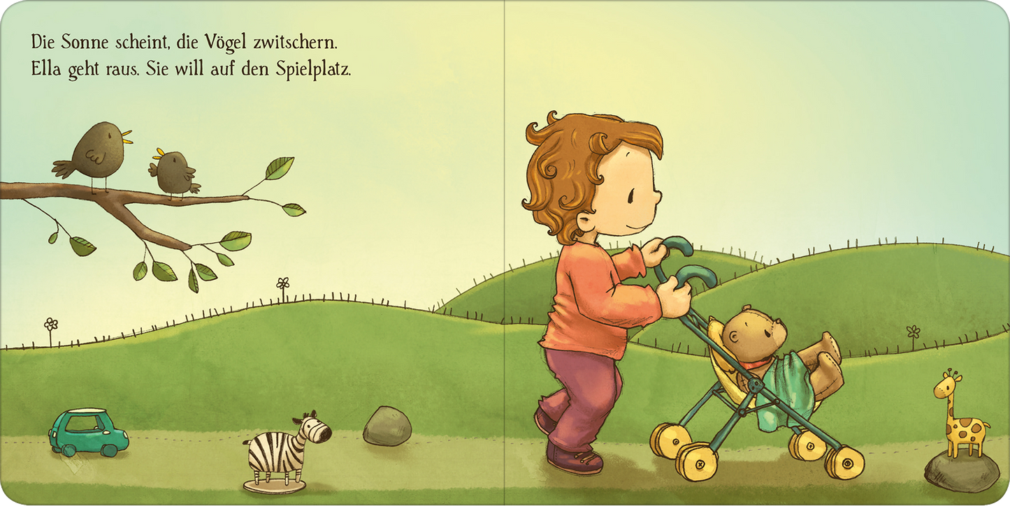 Gezeigt wird eine Innen- oder Zusatzansicht von „All die Sachen, die wir machen“. Die Illustration zeigt ein fröhliches Kind mit lockigen, braunen Haaren, das einen Kinderwagen schiebt. Der Hintergrund ist in sanften Pastellfarben gehalten und zeigt eine grüne Wiese unter blauen Himmel mit einer Baum, auf dessen Ästen Vögel sitzen. Links ist ein Zebra, ein Stein und eine Giraffe abgebildet. Die Schrift ist kindgerecht und gut lesbar.