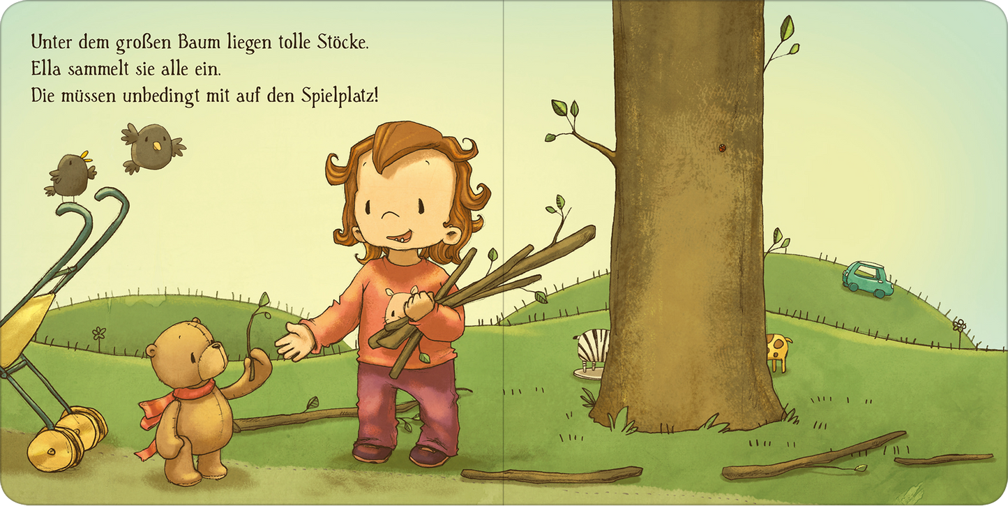 Gezeigt wird eine Innen- oder Zusatzansicht von „All die Sachen, die wir machen“. Die Illustration zeigt ein Kind mit lockigen, braunen Haaren, das fröhlich Stöcke sammelt, während ein Teddybär an ihrer Seite steht. Im Hintergrund steht ein großer Baum und eine sanfte Hügellandschaft. Zwei Vögel fliegen über die Szene. Die Farben sind sanft und warm, überwiegend in Grüntönen, mit Akzenten in Braun und Blau. Die Schrift ist handgeschrieben und gut lesbar.