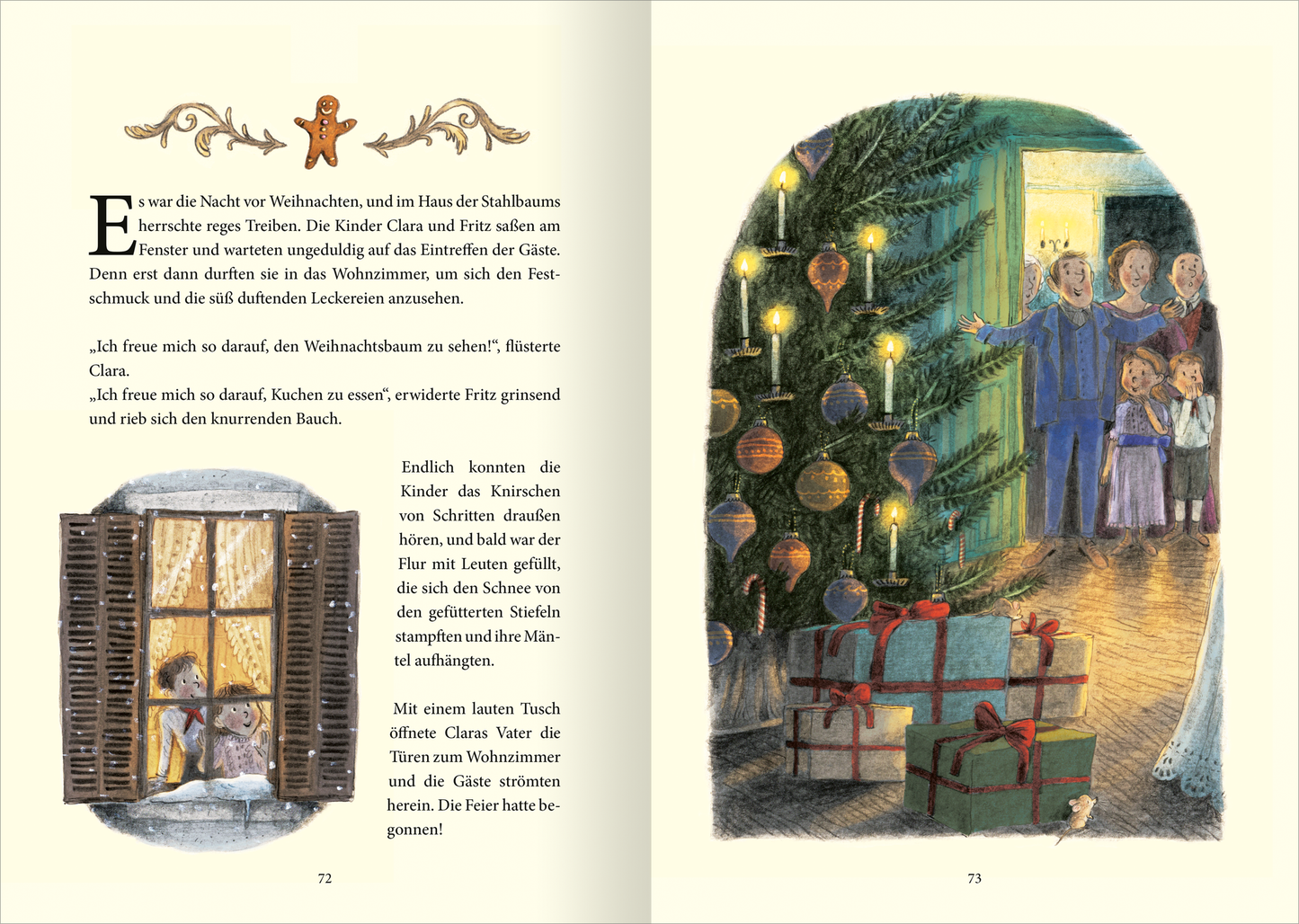 Gezeigt wird eine Innen- oder Zusatzansicht von „Schwanensee und andere märchenhafte Ballettgeschichten“. Die Doppelseite zeigt warme Farben, insbesondere Grün und Braun, ergänzt durch festliche Gold- und Rottöne. Auf der linken Seite ist ein Fenster mit dekorierten Rahmen, hinter dem ein Mädchen neugierig blickt. Auf der rechten Seite ist eine festlich geschmückte Szene mit einem Weihnachtsbaum, Geschenken und einer fröhlichen Familie, die zusammensteht. Der Text ist in...