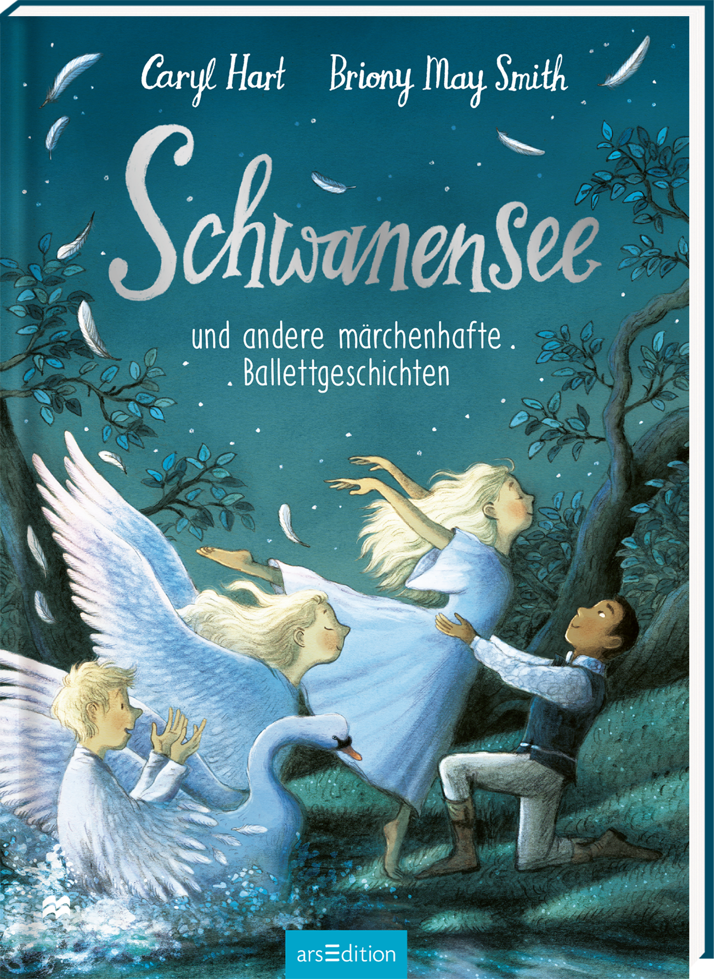 Das Buchcover zeigt eine traumhafte Szene mit drei schwanenartigen Figuren, die in einem fantastischen Wald tanzen. Die Farben sind sanft und harmonisch in Blau- und Grüntönen gehalten. Der Titel „Schwanensee“ ist verschnörkelt in weißer Schrift über dem Bild platziert. Darunter steht der Untertitel „und andere märchenhafte Ballettgeschichten“ in einer kleineren, klaren Schrift. Ganz oben links sind die Autoren Caryl Hart und Briony May Smith vermerkt. Rechts unten ist der...