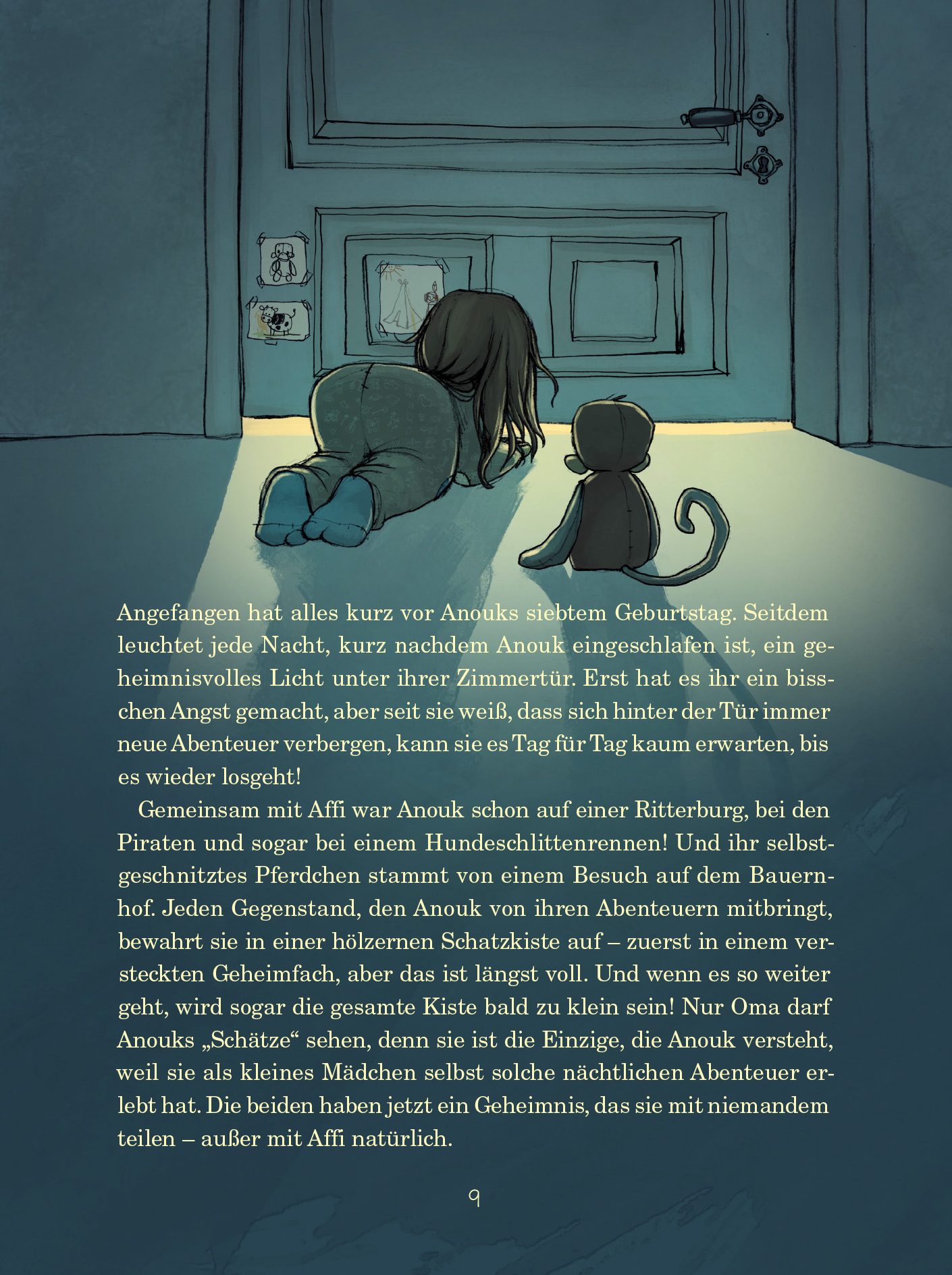 Gezeigt wird eine Innen- oder Zusatzansicht von „Anouk, dein nächstes Abenteuer ruft!“. Die Illustration zeigt das Mädchen Anouk mit langen, dunklen Haaren, das auf dem Boden vor einer geschlossenen Tür liegt. Neben ihr sitzt ihr kleiner Stofftier-Affe. Der Raum ist dunkel, während unter der Tür ein heller Lichtschein hervortritt.