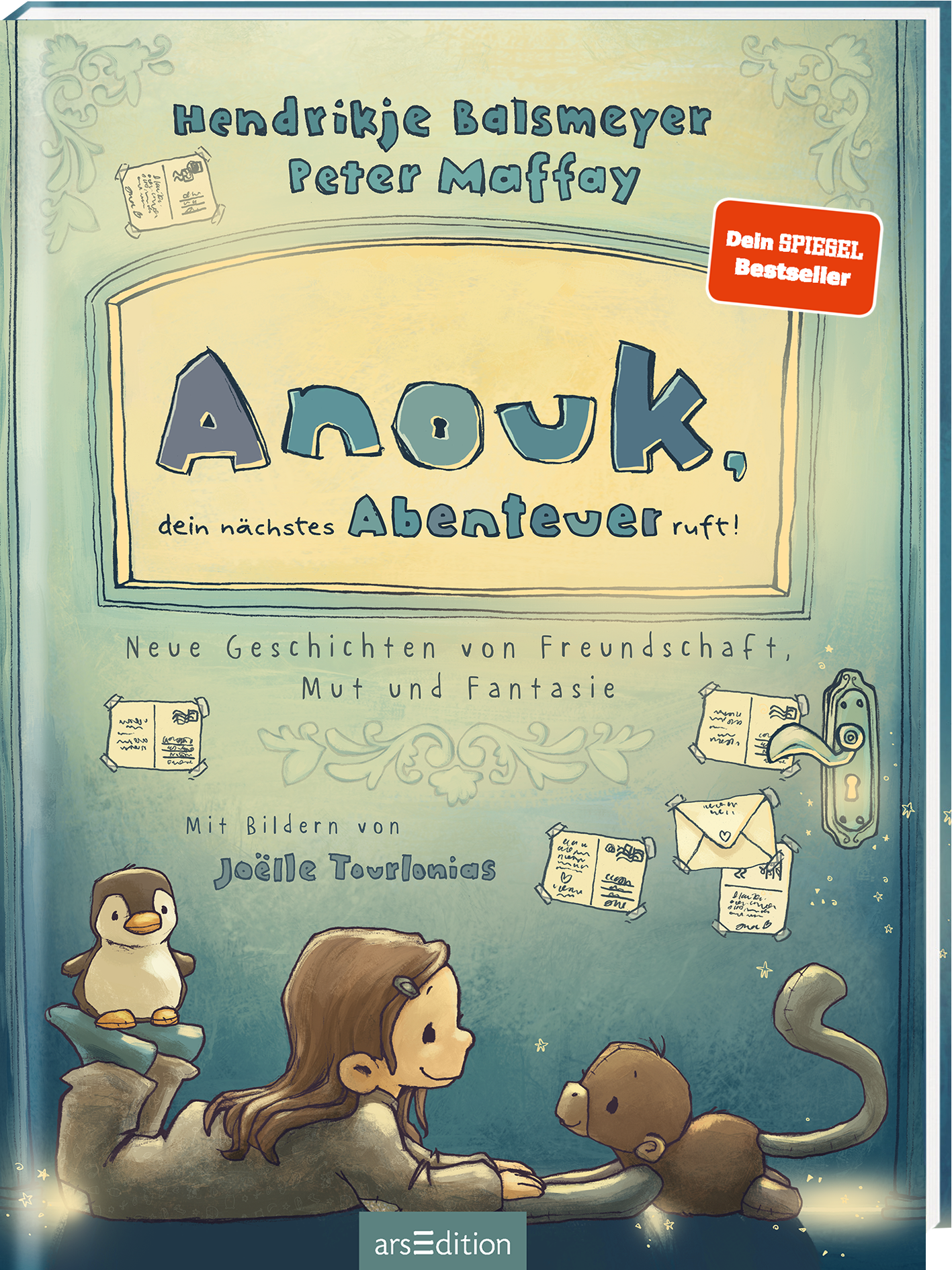 Das Buchcover zeigt im Vordergrund das Mädchen Anouk mit langen, braunen Haaren, das fröhlich mit ihren Stofftieren, einem Pinguin und einem Affen, spielt. Der Titel „Anouk, dein nächstes Abenteuer ruft!“ ist in großen, bunten Buchstaben gestaltet. Darüber stehen die Namen der Autoren Hendrikje Balsmeyer und Peter Maffay. Darunter ist der Hinweis „Mit Bildern von Joëlle Tourlonias“ zu sehen. Ein roter Button verkündet „Dein SPIEGEL Bestseller“. Ganz unten mittig steht der...