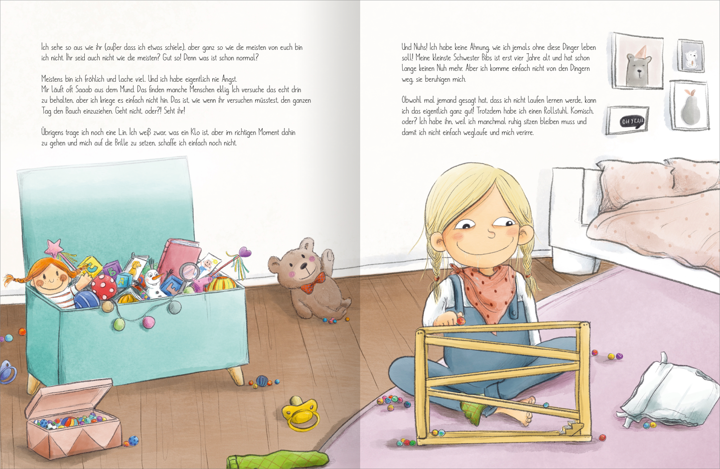 Gezeigt wird eine Innenansicht von „Ich bin MARI“. Die Illustration zeigt ein fröhliches, kindgerechtes Zimmer mit einer blauen Kiste voller Spielsachen und einem braunen Plüschbären auf dem Holzboden daneben. Das Mädchen Mari mit zwei geflochtenen, blonden Zöpfen sitzt auf dem Boden und spielt mit einer Murmelbahn. Der Raum hat braune Holzböden, während die Wände hell und freundlich gestaltet sind. Rechts sind ein großes Bett mit blassrotem Kissen mit kleinen Punkten und einer...