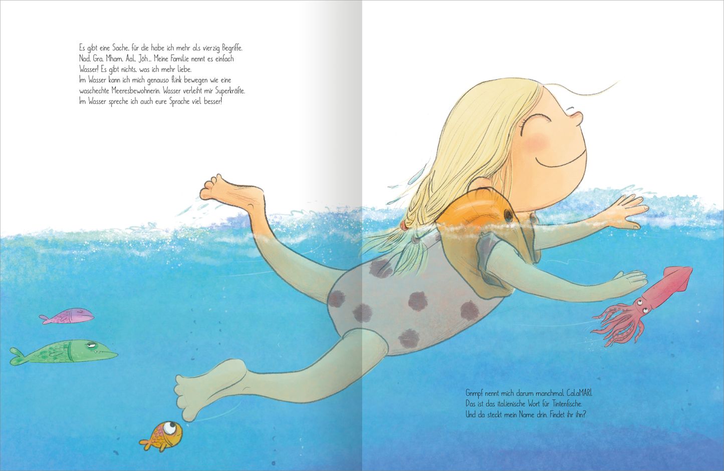 Gezeigt wird eine Innen- und Zusatzansicht von „Ich bin Mari“. Marie schwimmt in einem Punkte-Badeanzug fröhlich im Meer. Sie trägt orange Schwimmflügel und hat die Augen geschlossen. Sie lächelt zufrieden und glücklich. Links von ihr sind drei Fische zu sehen. Ein kleiner pinker, ein etwas größerer grüner mit Zähnen und ein runder in orange.  Die Fische sehen lustig aus. Rechts an ihrer rechten Hand schwimmt ein freundlicher , roter Tintenfisch.