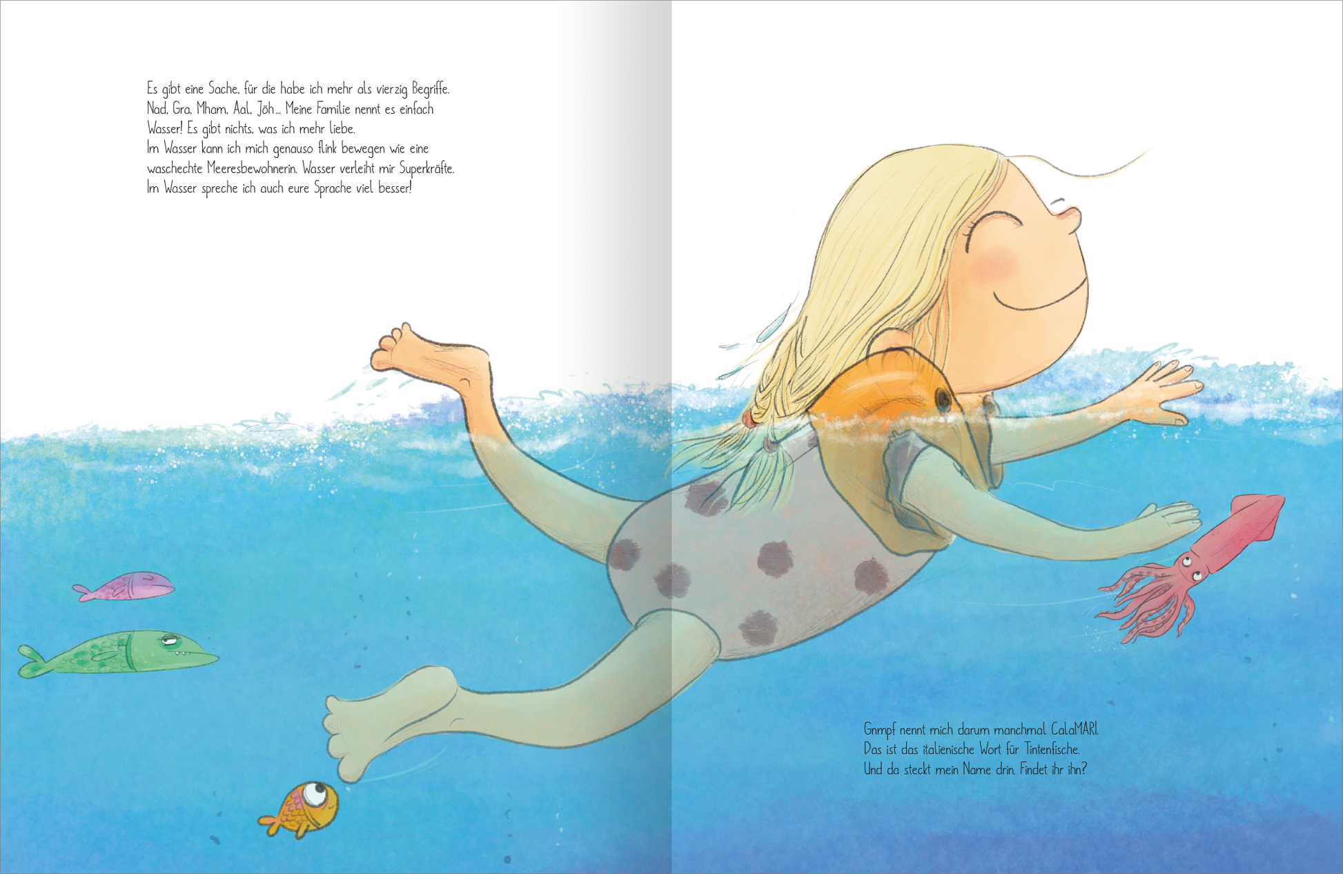 Gezeigt wird eine Innen- und Zusatzansicht von „Ich bin Mari“. Marie schwimmt in einem Punkte-Badeanzug fröhlich im Meer. Sie trägt orange Schwimmflügel und hat die Augen geschlossen. Sie lächelt zufrieden und glücklich. Links von ihr sind drei Fische zu sehen. Ein kleiner pinker, ein etwas größerer grüner mit Zähnen und ein runder in orange.  Die Fische sehen lustig aus. Rechts an ihrer rechten Hand schwimmt ein freundlicher , roter Tintenfisch.