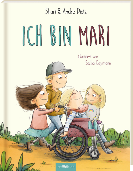 Das Buchcover zeigt vier Kinder, die fröhlich einen Weg entlanglaufen/-fahren. Ein blondes Mädchen mit geflochtenem Zopf mit blauer Latzhose und Halstuch sitzt im Rollstuhl, während die anderen drei Kinder sie begleiten und ein Mädchen mit braunen, wehenden Haaren und blau gepunktetem Rock schiebt sie. Die Farbpalette ist warm und freundlich, mit sanften Grün- und Erdtönen, die eine einladende Stimmung erzeugen. Der Titel „ICH BIN MARI“ ist in großen, kindgerechten Buchstaben...