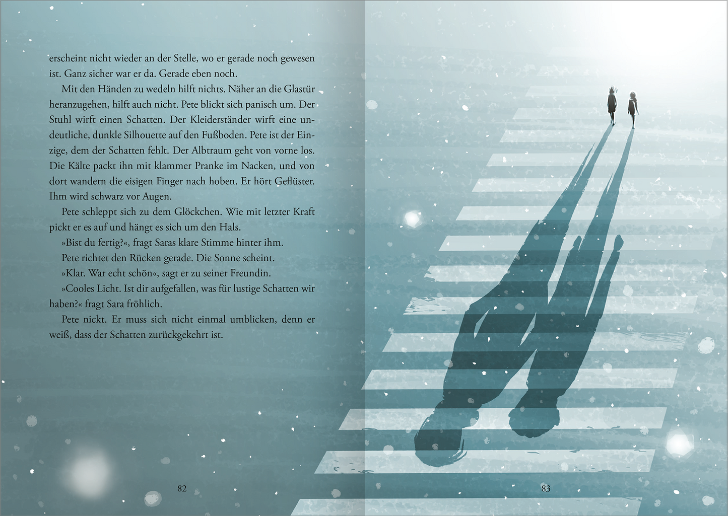 Gezeigt wird eine Innen- oder Zusatzansicht von „Schatten – Der Pakt“. Die Seite ist in sanften Farbtönen gehalten, dominieren Graublau und Weiß. Auf der linken Seite befindet sich ein Textblock in einer gut lesbaren Serifenschrift, während die rechte Seite eine abstrakte Illustration zeigt. Diese zeigt zwei silhouettenhafte Figuren, die über einen Zebrastreifen gehen, ihre Schatten verlängern sich in die Ferne. Leichte Schneeflocken sind im Hintergrund sichtbar, was eine ruhige,...