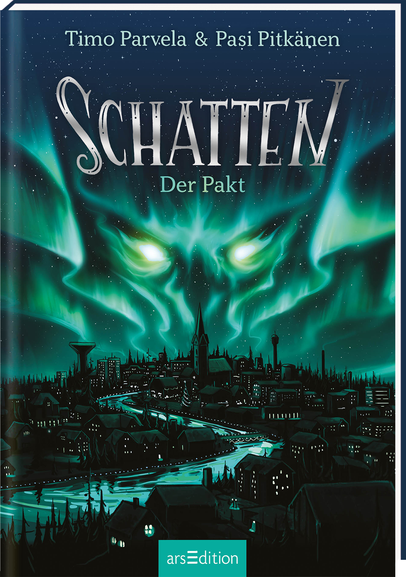 Das Buchcover zeigt eine mystische Nachtlandschaft in dunklen Blau- und Grüntönen. Im Vordergrund ist eine stilisierte Stadt mit detaillierten Gebäuden und Bäumen abgebildet. Über der Stadt leuchten hellgrüne Aurora-ähnliche Lichterscheinungen, die ein geheimnisvolles Wesen mit leuchtenden Augen andeuten. Der Titel „Schatten“ ist in großen, silbernen Buchstaben oben mittig platziert, während der Untertitel „Der Pakt“ in kleinerer Schrift darunter steht. Oben links sind die...