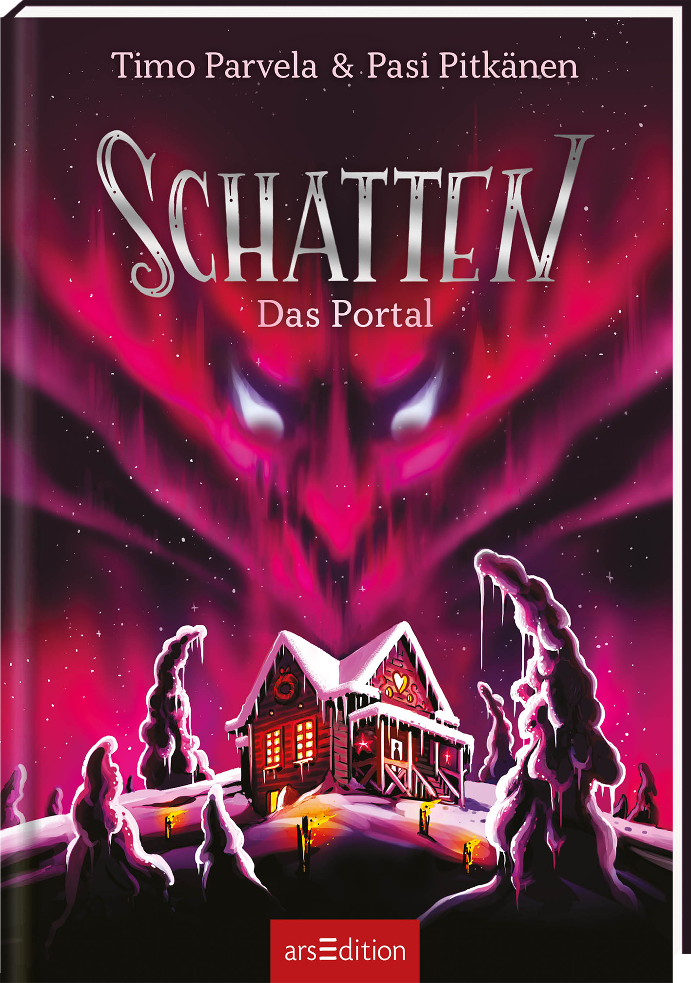 Das Buchcover zeigt eine eindrucksvolle Szene in düsteren Farben. Im Vordergrund steht ein verschneites, rotes Holzhaus, umgeben von schneebedeckten Bäumen. Hinter dem Haus erhebt sich ein bedrohliches, schattenhaftes Wesen mit leuchtenden Augen und einem in dunklem Pink gehaltenen Hintergrund, was eine unheimliche Atmosphäre schafft. Die Titelzeile „SCHATTEN“ ist in silberner, markanter Schriftart oberhalb des Hauses platziert, gefolgt von „Das Portal“ in kleinerer Schrift. Oben...