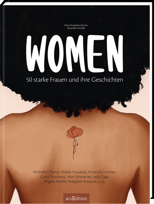 Das Buchcover zeigt eine blasse, weibliche Rückenansicht mit lockigem, schwarzem Haar. Darauf sind die großen weißen Buchstaben „WOMEN“ prominent platziert. Untertitel: „50 starke Frauen und ihre Geschichten“ in kleinerer, weißer Schrift. Auf der Haut ist eine stilisierte rote Blume abgebildet. In der oberen linken Ecke befindet sich ein „SPIEGEL-Bestseller“-Button. Ganz unten mittig steht der Logoschriftzug von arsEdition.