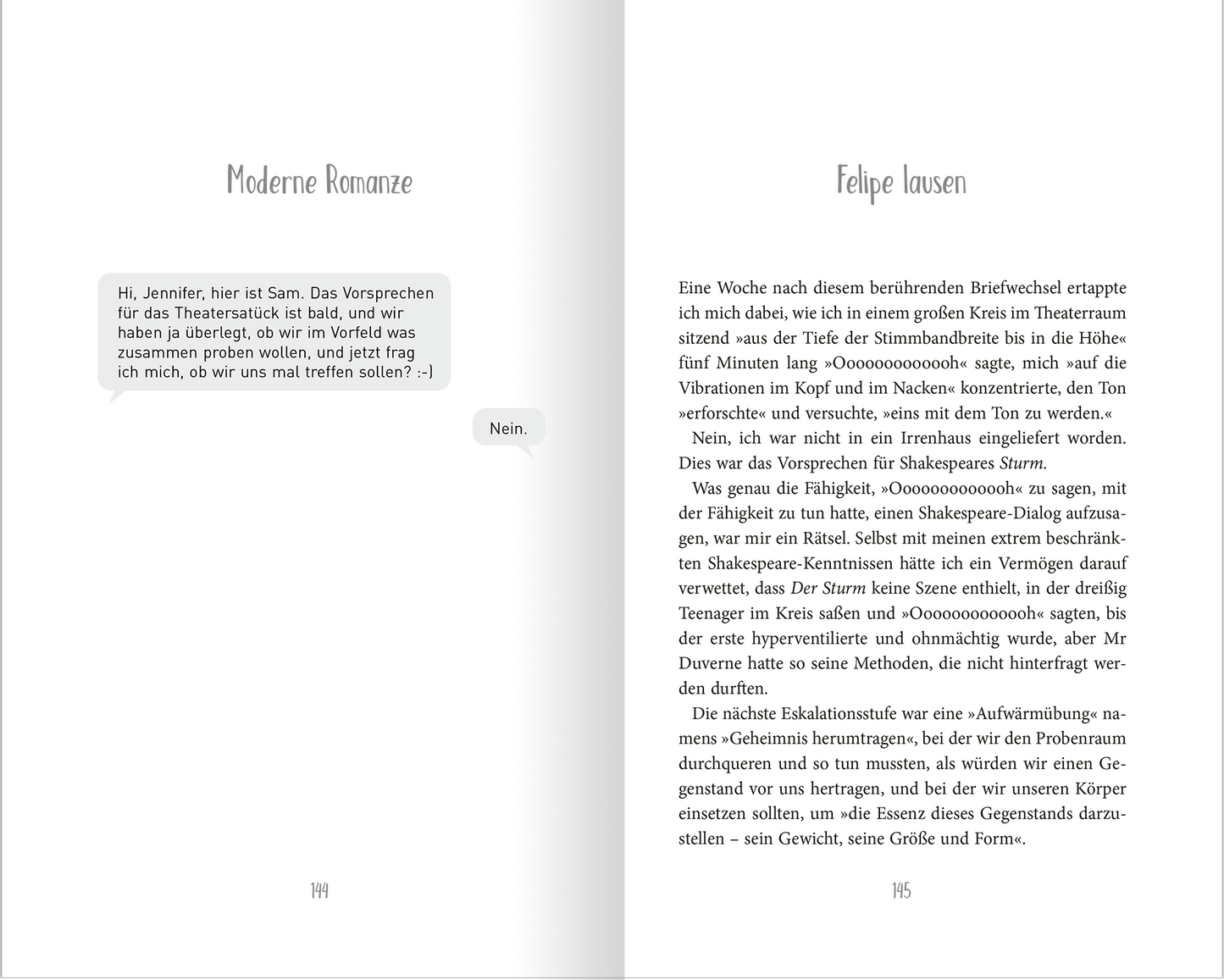 Gezeigt wird eine Innenansicht von „Genial normal“. Die Seiten sind in einem klaren, gut lesbaren Layout gestaltet. Auf der linken Seite befindet sich ein Chat zwischen den Charakteren, der in einer modernen Schriftart in dunkler Farbe abgebildet ist. Die rechte Seite enthält einen fortlaufenden Text in derselben Schriftart, der in einer sanften Grauschattierung gehalten ist.