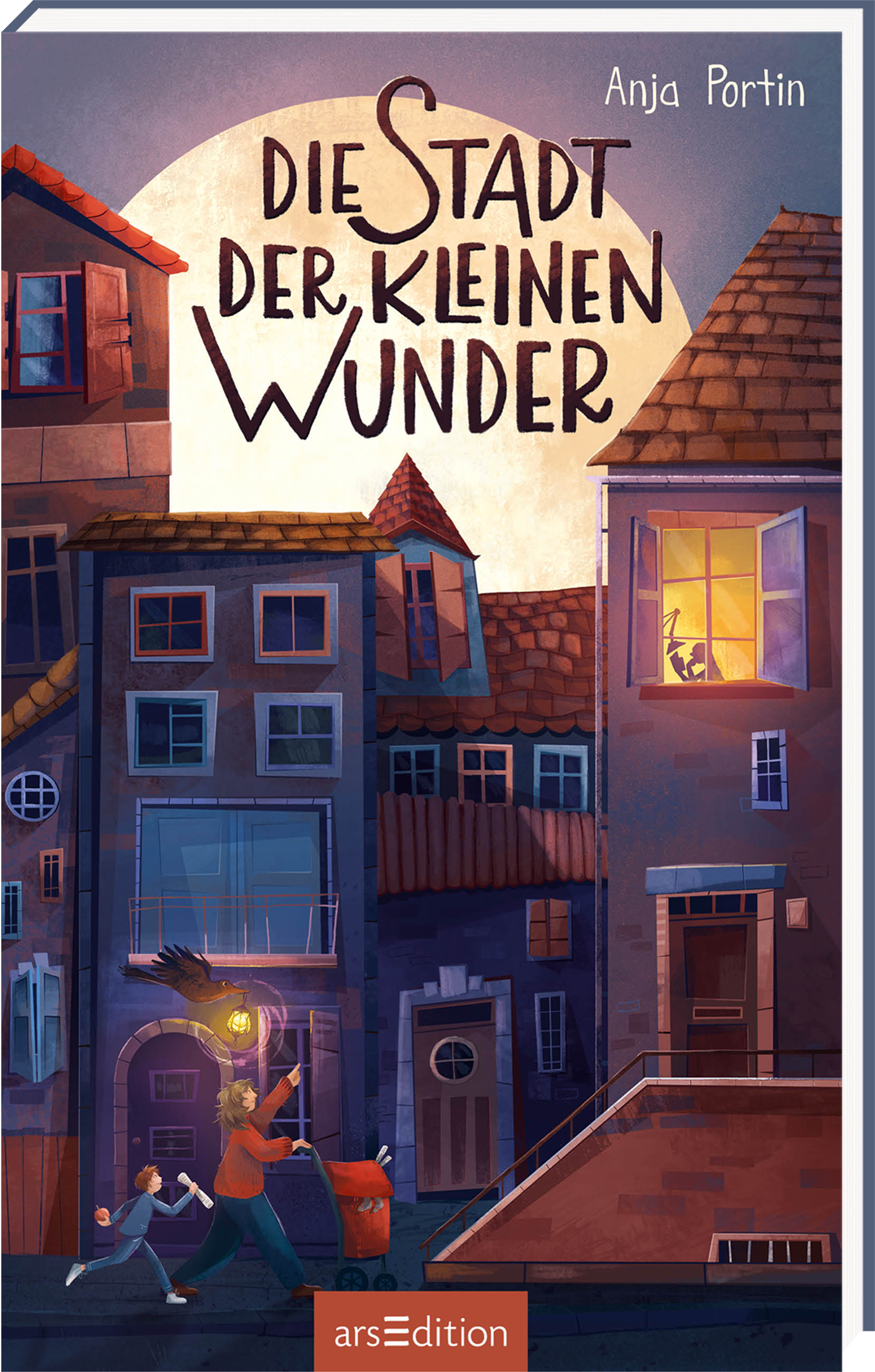 Das Buchcover zeigt eine magische Stadtansicht bei Dämmerung, in der Häuser mit roten und blauen Fensterläden sowie verschiedenfarbige Ziegeldächer ins Auge fallen. In der Bildmitte steht ein Kind mit einer Laterne, umgeben von verwinkelten Gassen und leuchtenden Fenstern. Der Titel „Die Stadt der kleinen Wunder“ ist in großen, verspielten Buchstaben gehalten und kontrastiert weich mit dem Hintergrund. Ganz oben links steht der Name der Autorin Anja Portin. Ganz unten mittig steht der...