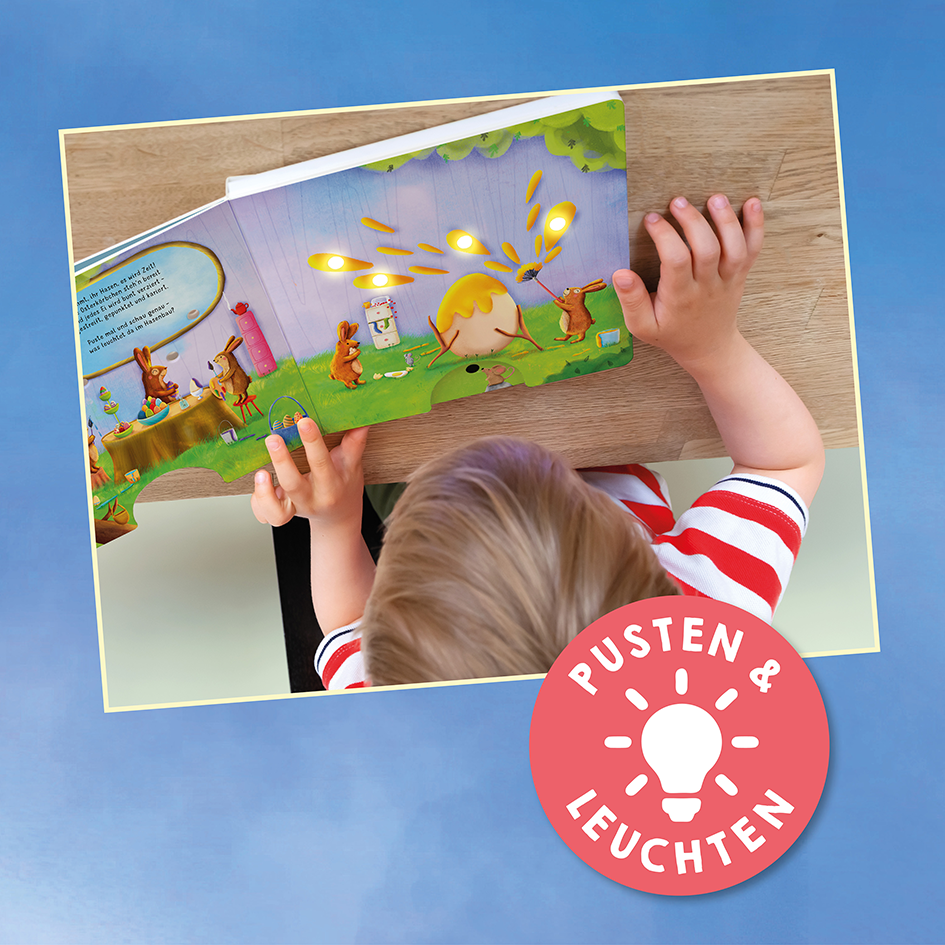Gezeigt wird eine Innen- oder Zusatzansicht von „Mein liebstes Pustebuch – Heute feiern wir Geburtstag!“ Ein Kind mit gestreiftem Oberteil blättert in einem bunten Buch, das fröhliche Illustrationen von Tieren und einer Geburtstagsszene zeigt. Die Farben sind hell und einladend, mit viel Grün, Blau und Gelb. Ein runder, roter Button mit dem Schriftzug „PUSTEN & LEUCHTEN“ betont die interaktive Funktion des Buches. Die Typografie ist klar und kindgerecht gestaltet.