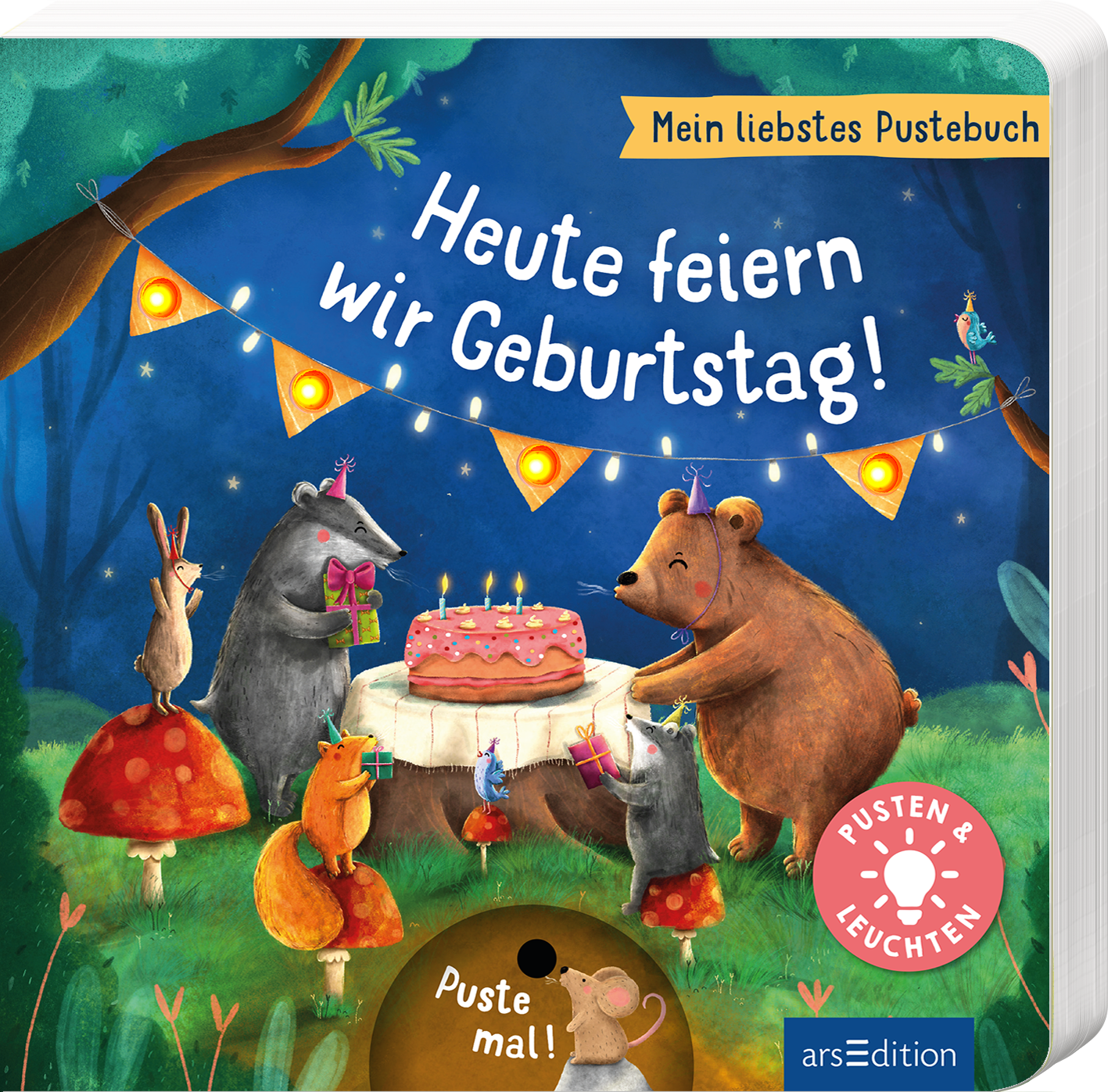 Das Cover zeigt eine festliche Szene im Wald, in der Bären, Mäuse und andere Tiere um einen Tisch mit einer bunten Geburtstagstorte versammelt sind. Über ihnen hängen Wimpel und Lichterketten, die eine fröhliche Atmosphäre schaffen. Der Titel „Heute feiern wir Geburtstag!“ ist in verspielter, weißer Schrift auf blauer Fläche abgedruckt. Unten rechts befindet sich ein runder Button mit der Aufschrift „Pusten & Leuchten“. Ganz unten mittig steht der Logoschriftzug von...
