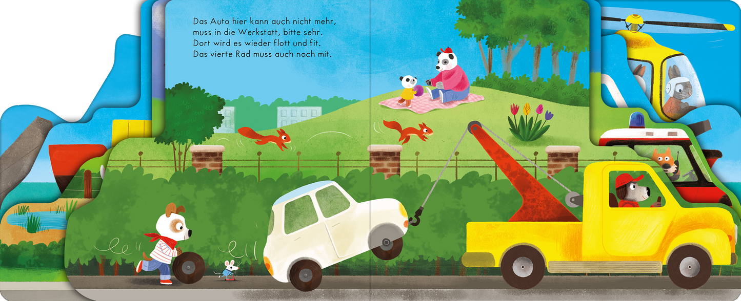 Gezeigt wird eine Innen- oder Zusatzansicht von „Auf zum Einsatz!“. Die Illustration zeigt einen bunten, kinderfreundlichen Alltag. Auf der linken Seite sieht man einen kleinen Bären, der ein weißes Auto zieht, während ein gelbes Abschleppfahrzeug bereitsteht. Im Hintergrund sind grüne Hügel und Bäume zu sehen. Ein Panda sitzt mit einem kleinen Vogel auf einer Wiese, umgeben von roten Eichhörnchen. Die Farben sind lebhaft und hell, die Typografie ist freundlich und gut lesbar.