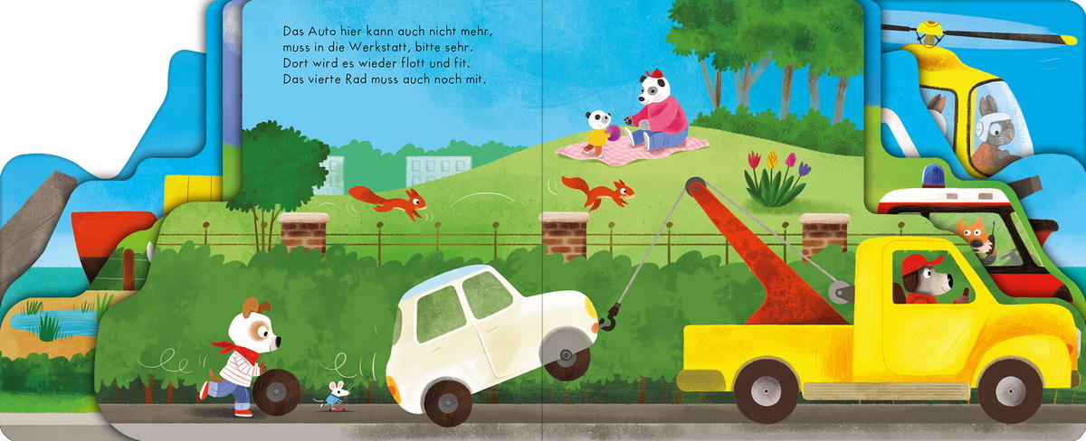 Gezeigt wird eine Innen- oder Zusatzansicht von „Auf zum Einsatz!“. Die Illustration zeigt einen bunten, kinderfreundlichen Alltag. Auf der linken Seite sieht man einen kleinen Bären, der ein weißes Auto zieht, während ein gelbes Abschleppfahrzeug bereitsteht. Im Hintergrund sind grüne Hügel und Bäume zu sehen. Ein Panda sitzt mit einem kleinen Vogel auf einer Wiese, umgeben von roten Eichhörnchen. Die Farben sind lebhaft und hell, die Typografie ist freundlich und gut lesbar.