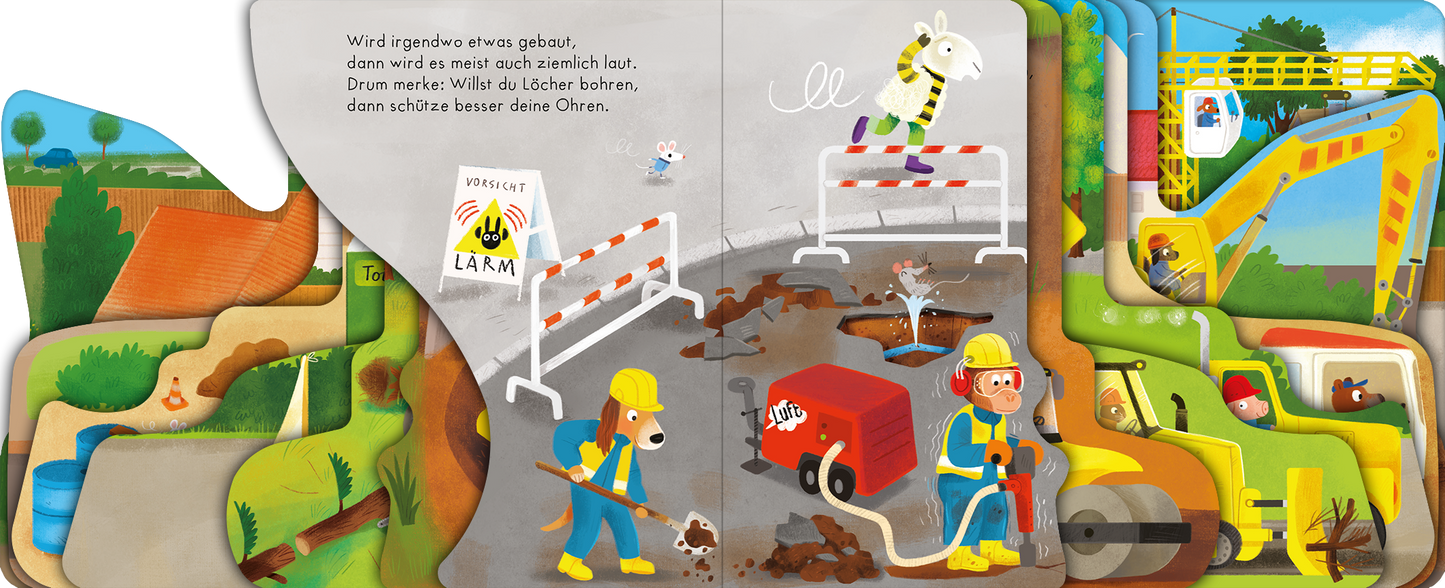 Gezeigt wird eine Innen- oder Zusatzansicht von „Auf zur Baustelle!“. Die farbenfrohe Seite zeigt eine belebte Baustelle mit verschiedenen Bauarbeitern in blauen Overalls und gelben Helmen. In der Mitte sind eine Baustellenabsperrung und ein rotes Fahrzeug abgebildet. Umgeben von grünen Landschaftselementen wie Wiesen und Bäumen, sind tierische Charaktere zu sehen, die die Szenerie lebendiger machen. Die Schrift ist klar und gut lesbar, mit einem spielerischen, kindgerechten Stil.