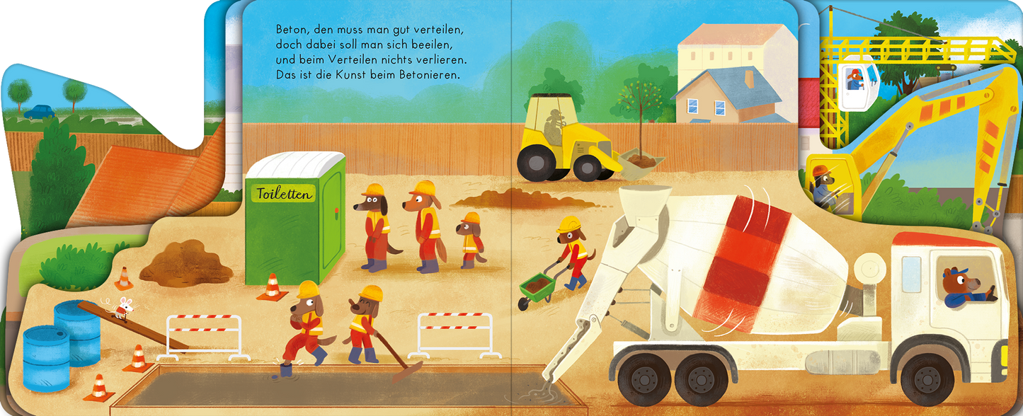 Gezeigt wird eine Innen- oder Zusatzansicht von „Auf zur Baustelle!“. Die Seite zeigt eine farbenfrohe Baustelle mit Bauarbeitern in gelben Helmen, die eifrig Beton gießen und Material transportieren. Im Hintergrund sind Maschinen wie ein Kran und ein Betonmischer sichtbar. Die Farbpalette umfasst warme Erdtöne und Blau für den Himmel. Die Typografie ist kindgerecht und klar, eingerahmt von den umliegenden Gebäuden und Baumstrukturen, die eine lebendige Baustellenatmosphäre schaffen.