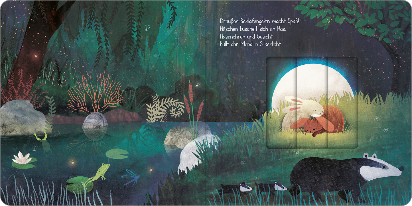 Gezeigt wird eine Innen- oder Zusatzansicht von „Wenn der Mond am Himmel steht“. Die Illustration zeigt eine ruhige nächtliche Landschaft mit einem Teich, umgeben von dichtem, grünem Gras und verschiedenen Pflanzen. Ein schläfriger Hase ist im Vordergrund zu sehen, während eine große, strahlende Mondscheibe den Hintergrund dominiert. Die Farben sind sanft und harmonisch, wobei Blautöne und sanfte Grüntöne vorherrschen. Die Schrift ist kinderfreundlich, klar und gut lesbar.