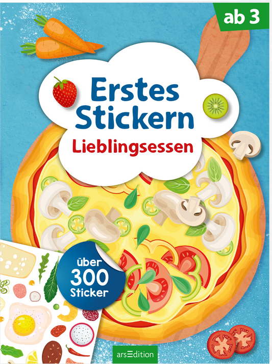 Das Buchcover zeigt eine bunte, kinderfreundliche Illustration, die eine Pizza mit verschiedenen Belägen darstellt. Im Vordergrund sind frische Zutaten wie Tomaten, Pilze und Basilikum zu sehen. Der Titel „Erstes Stickern Lieblingsessen“ ist prominent in blauer Schrift auf einem weißen Sprechblasen-Hintergrund platziert. Oben rechts befindet sich ein grünes Etikett mit der Aufschrift „ab 3“. Ein Hinweis auf „über 300 Sticker“ ist in einem blauen Kreis zu finden. Ganz unten...